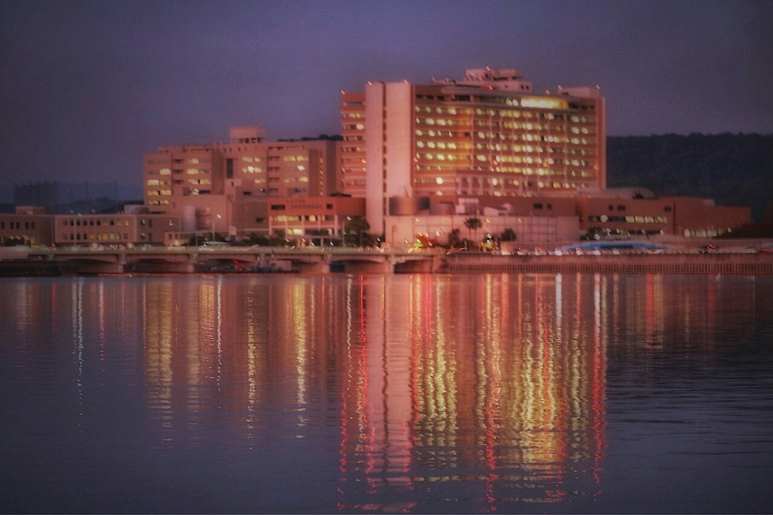 Vue magnifique d'un bâtiment moderne reflété sur le lac la nuit