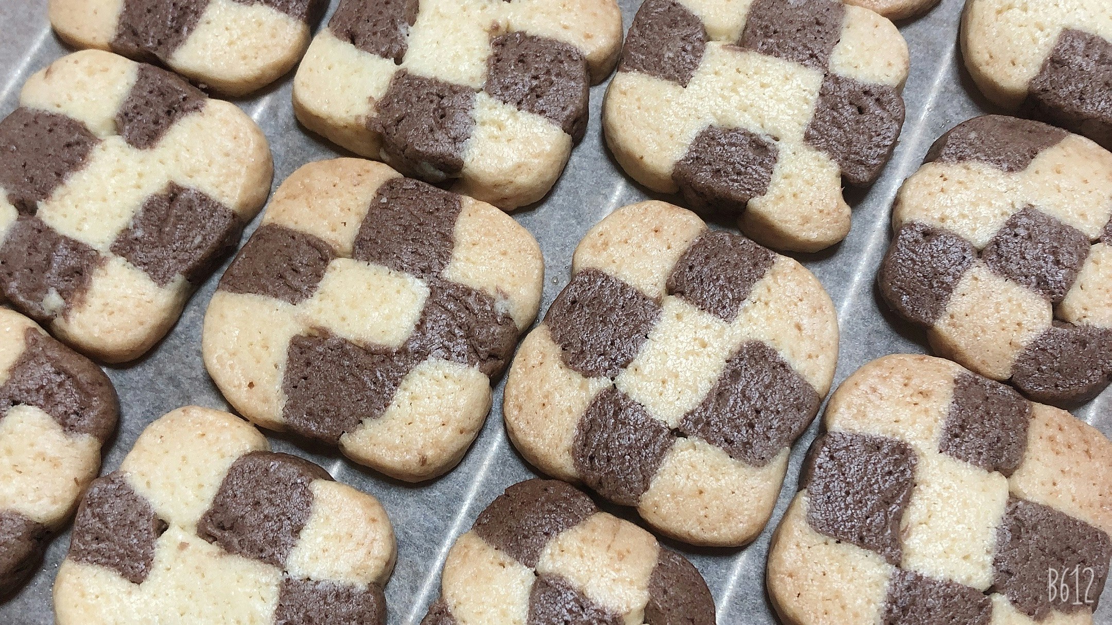 市松模様のクッキーが並ぶ焼き菓子のアップ