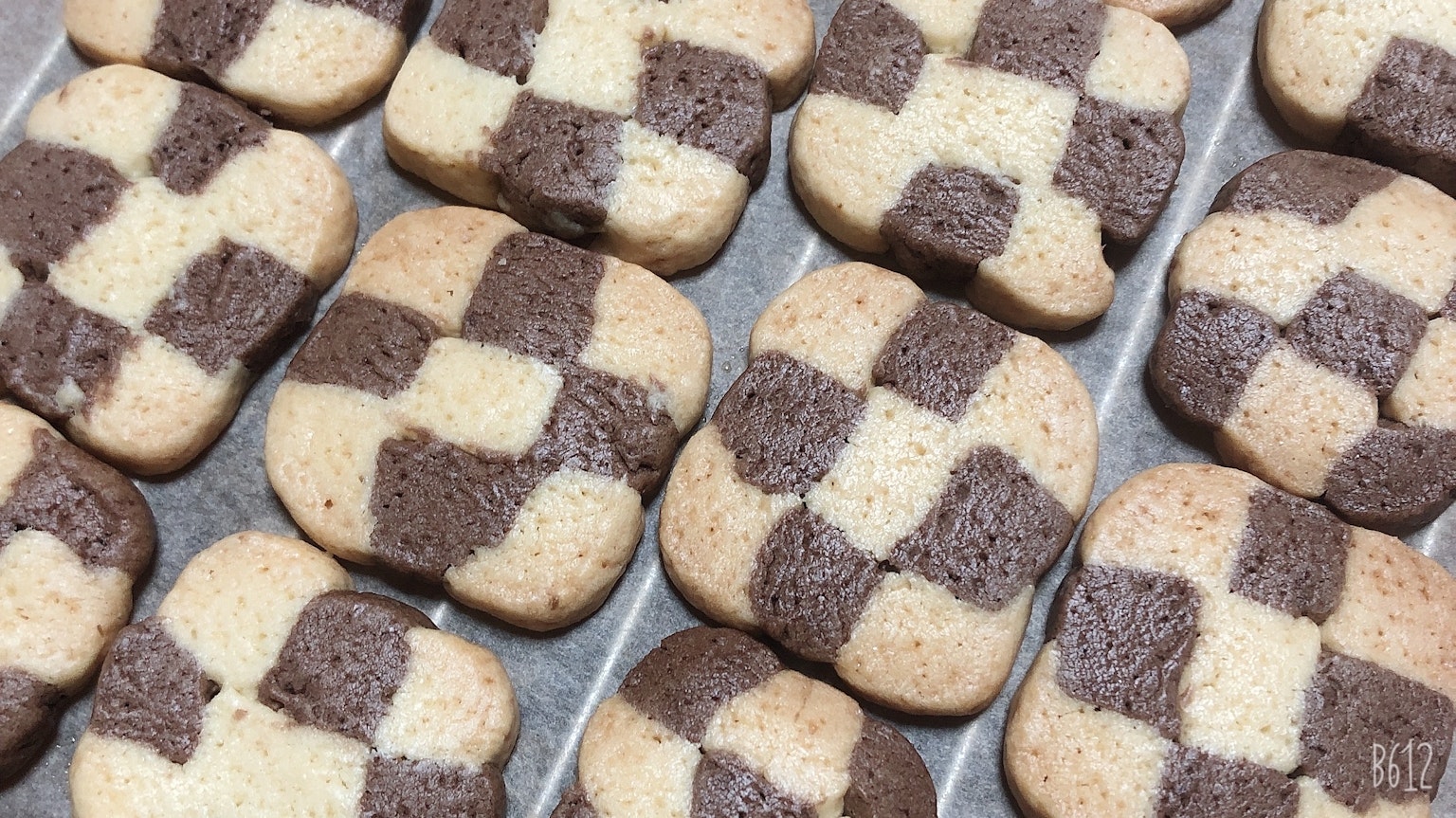 Un plateau de biscuits en damier avec un mélange de couleurs claires et foncées