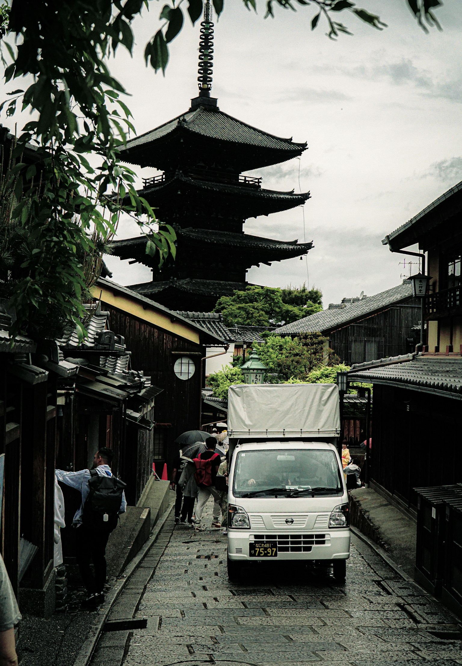 古老街道与五层塔和白色货车