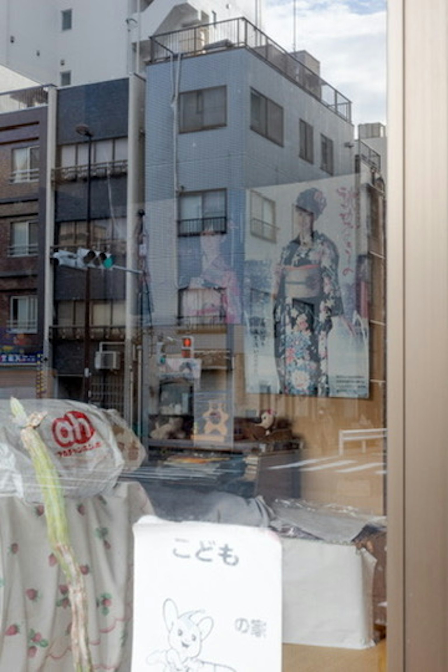商店窗户中建筑和海报的反射