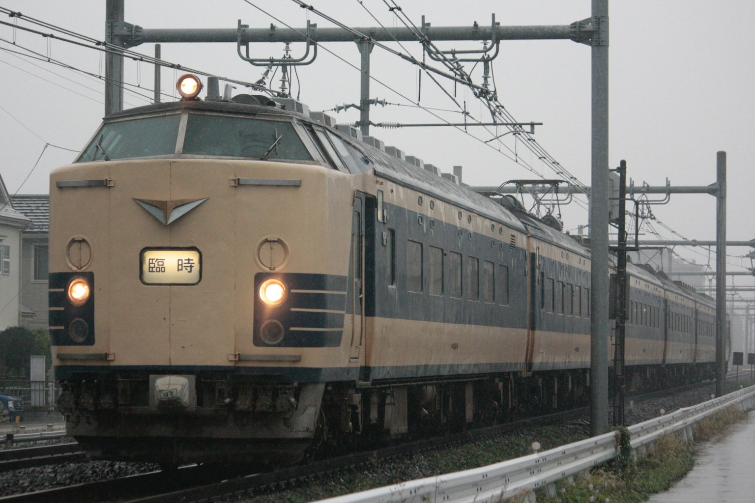 Un treno espresso giapponese che viaggia sotto la pioggia