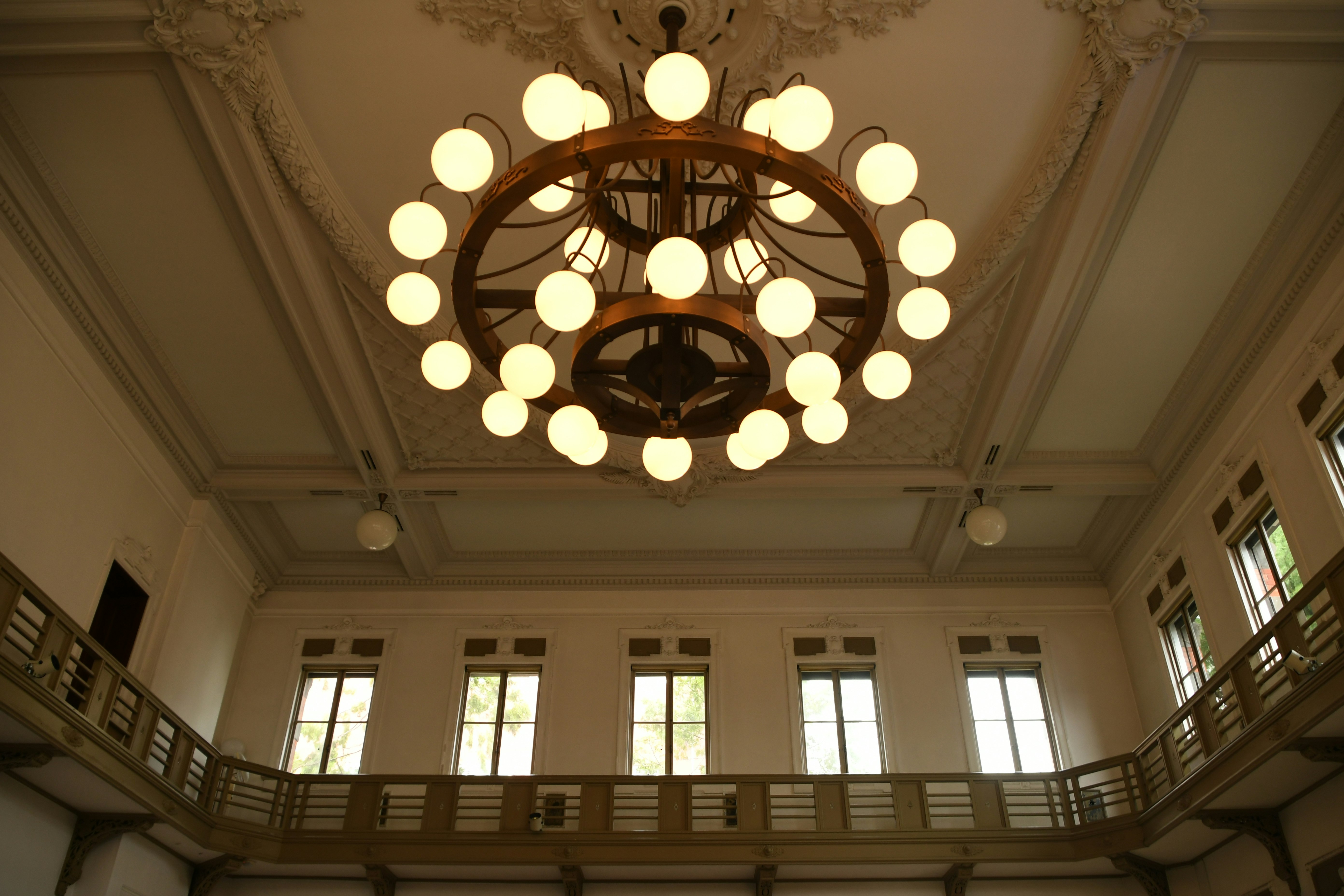 Innenhof-Atrium mit Decke und Kronleuchter