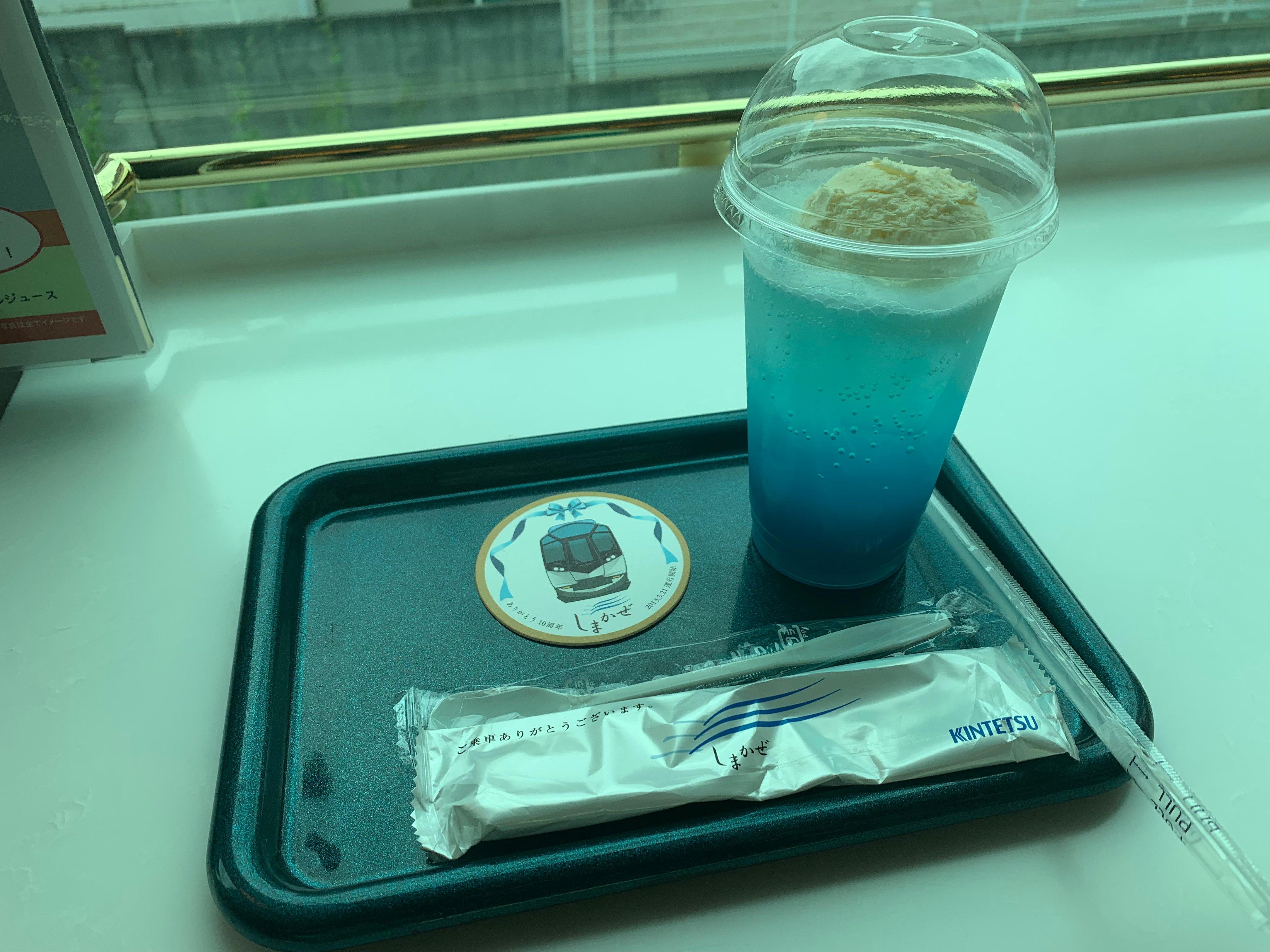 托盘上摆放的蓝色饮品与单独包装小食休息区图片