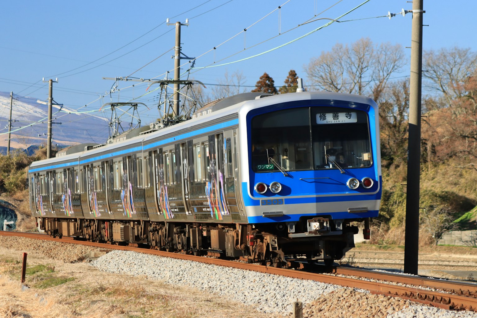 藍色火車在軌道上行駛