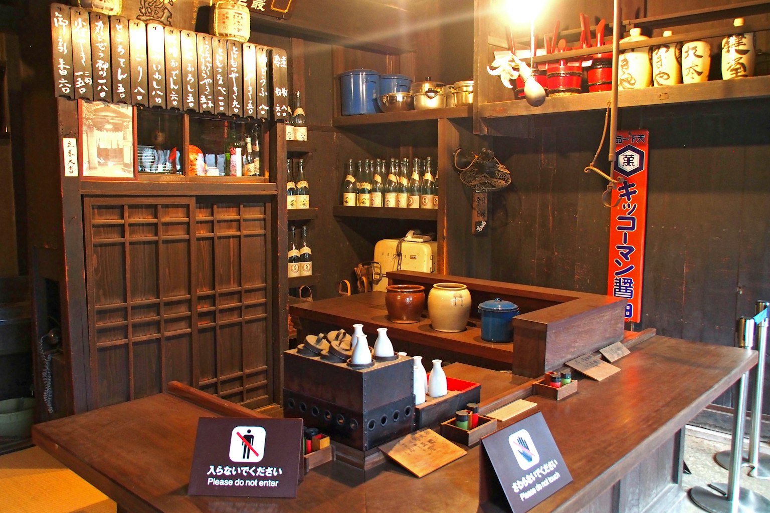 ภายในร้านซาเกญี่ปุ่นแบบดั้งเดิมเคาน์เตอร์ไม้และชั้นวางขวดซาเก