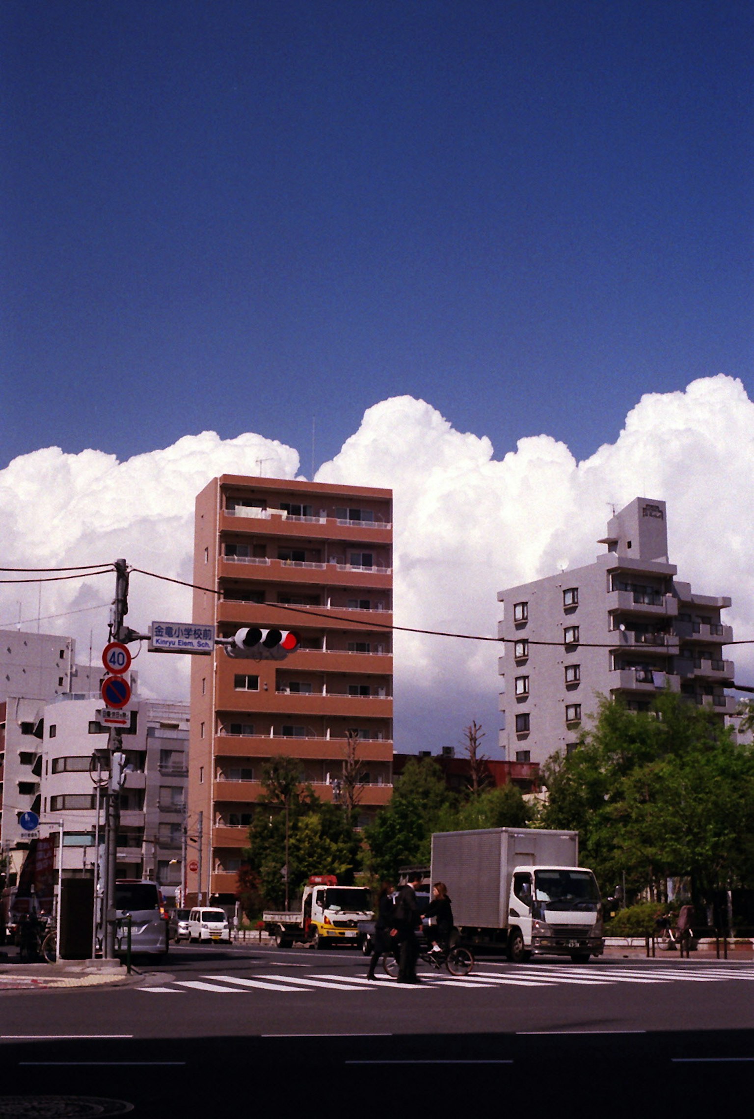 城市建筑在蓝天和白云下