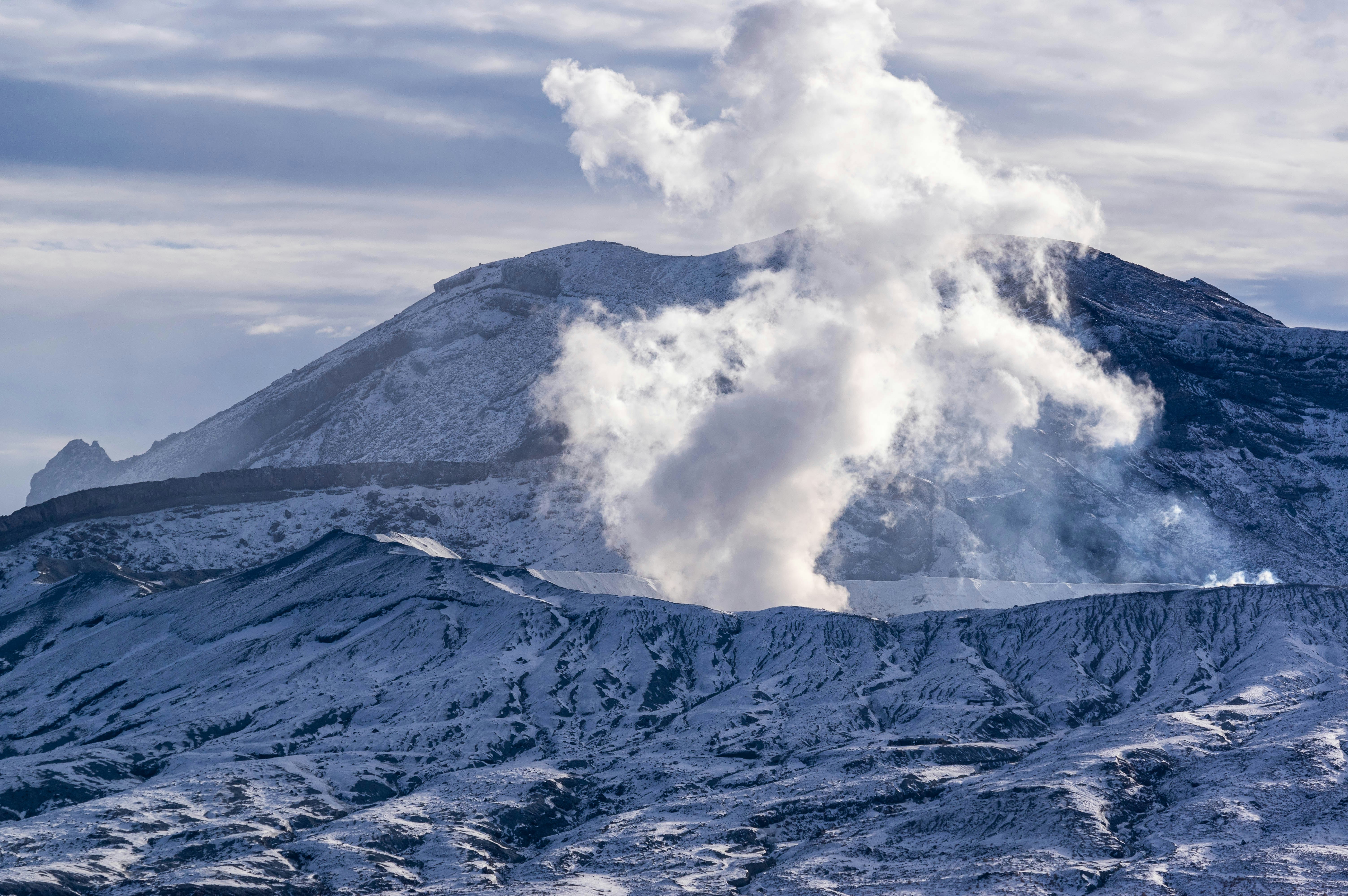冒出蒸汽與煙霧的火山山坡