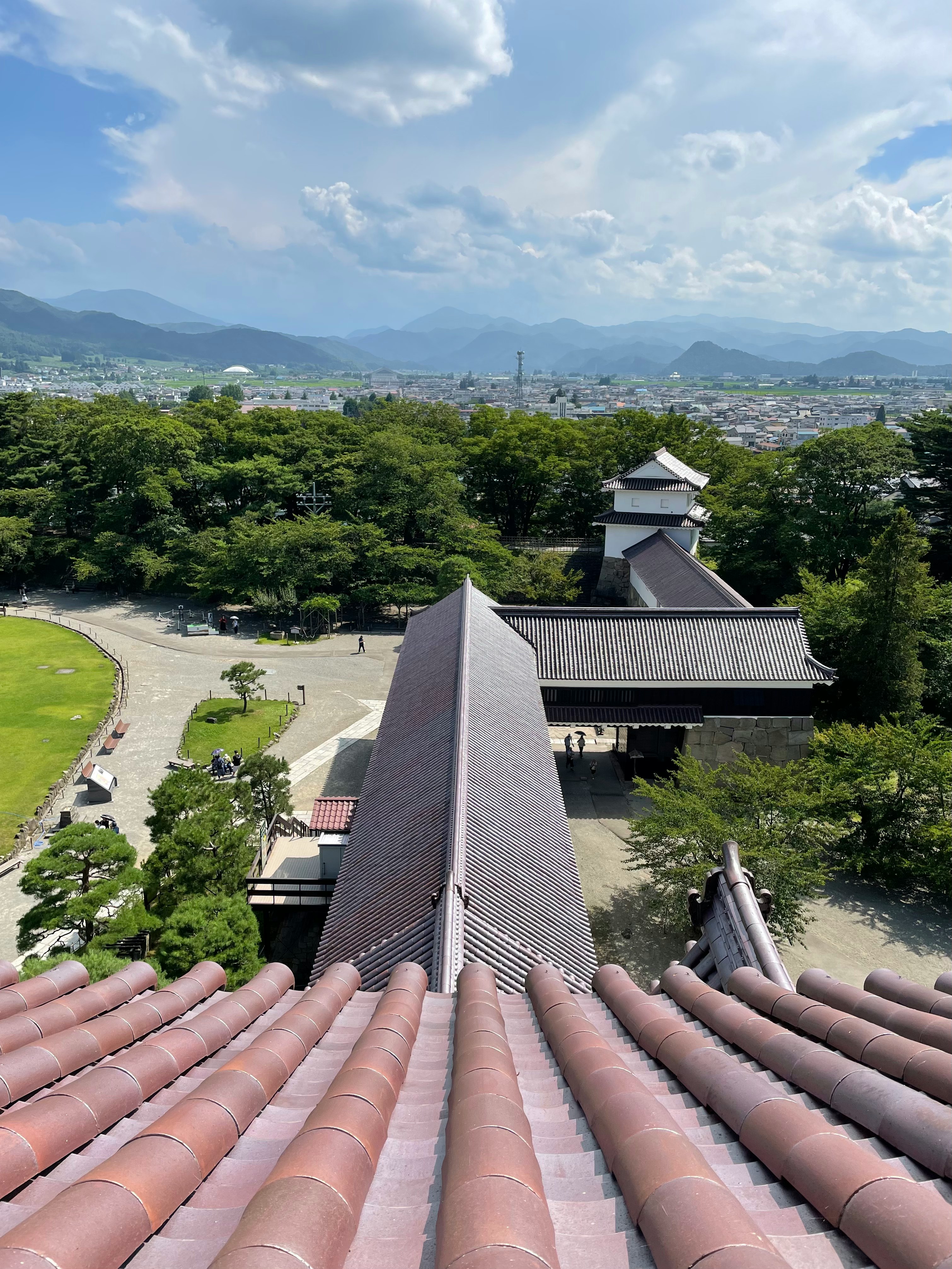 庭園と寺院の屋根が見渡せる展望