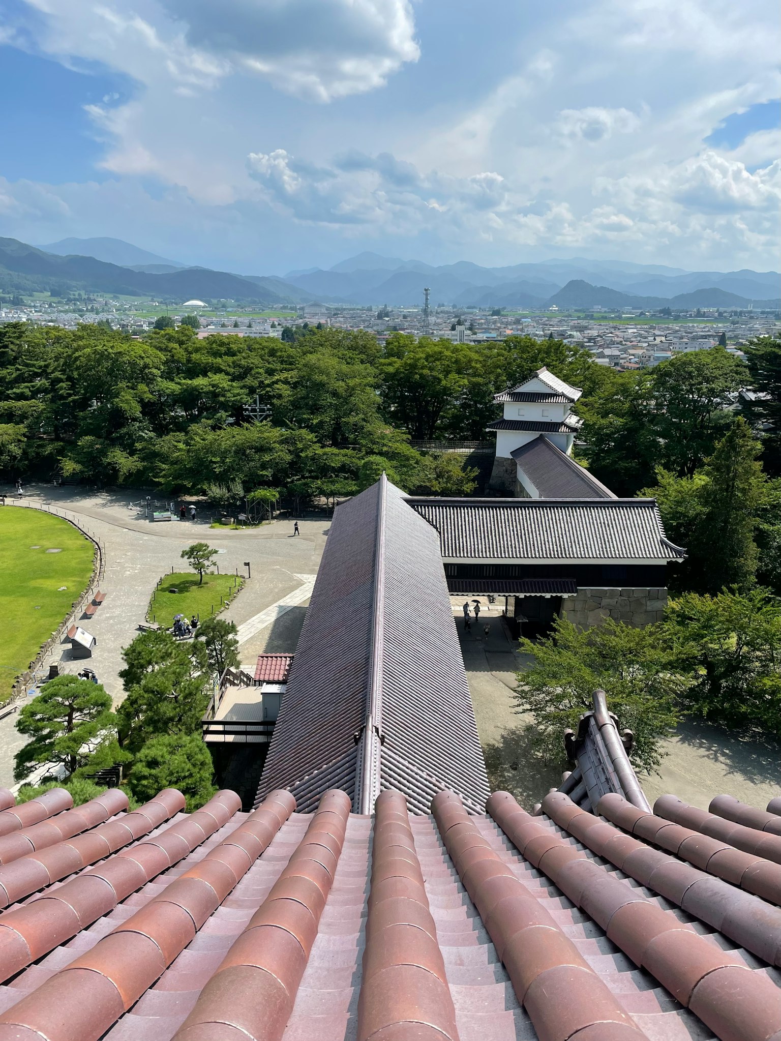 วิวจากหลังคาปราสาทแสดงทิวทัศน์ที่สวยงามสวนสีเขียวและภูเขา
