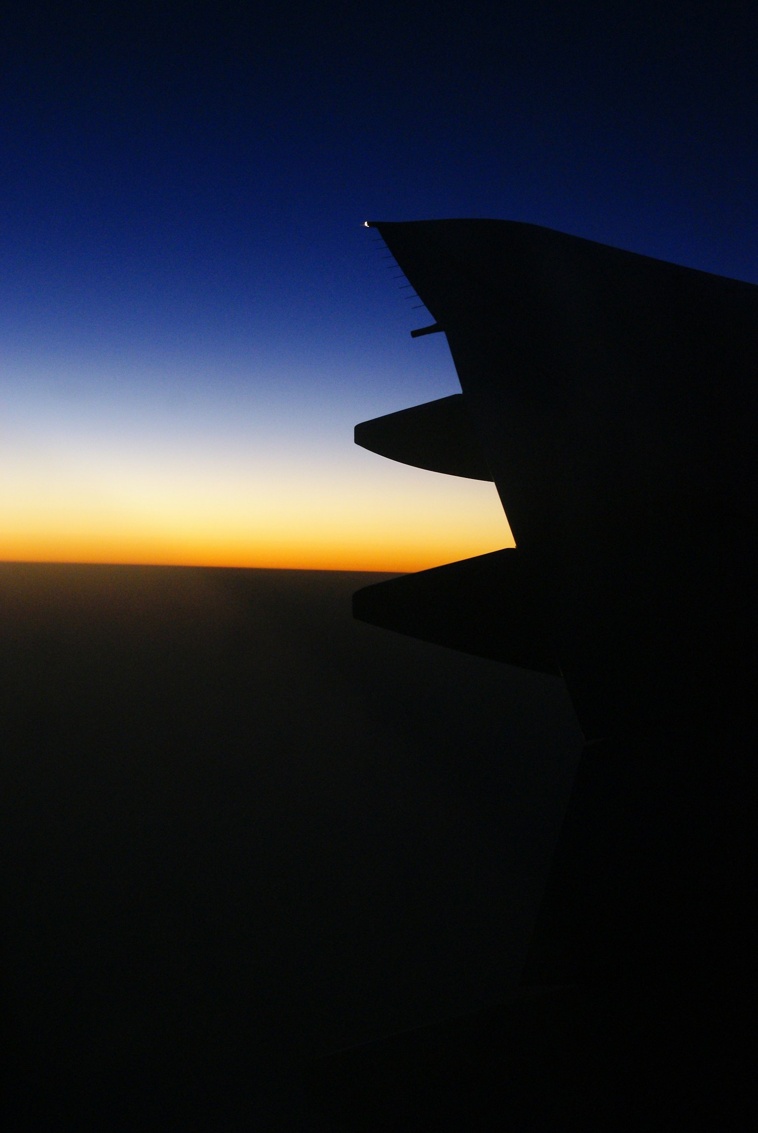 夕陽下飛機機翼的輪廓