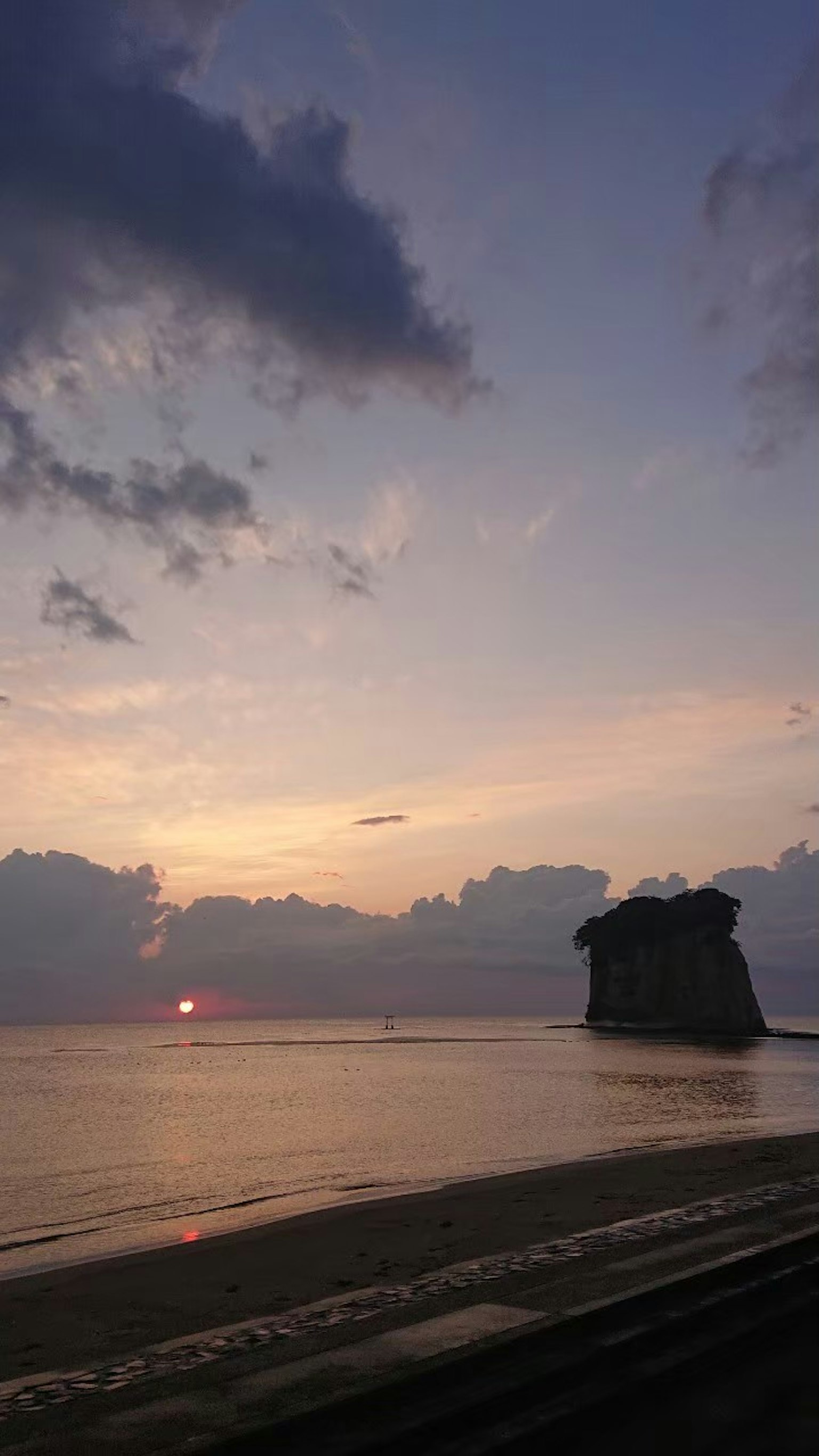 Pemandangan tua bangunan mengapung di dekat pantai saat matahari terbenam