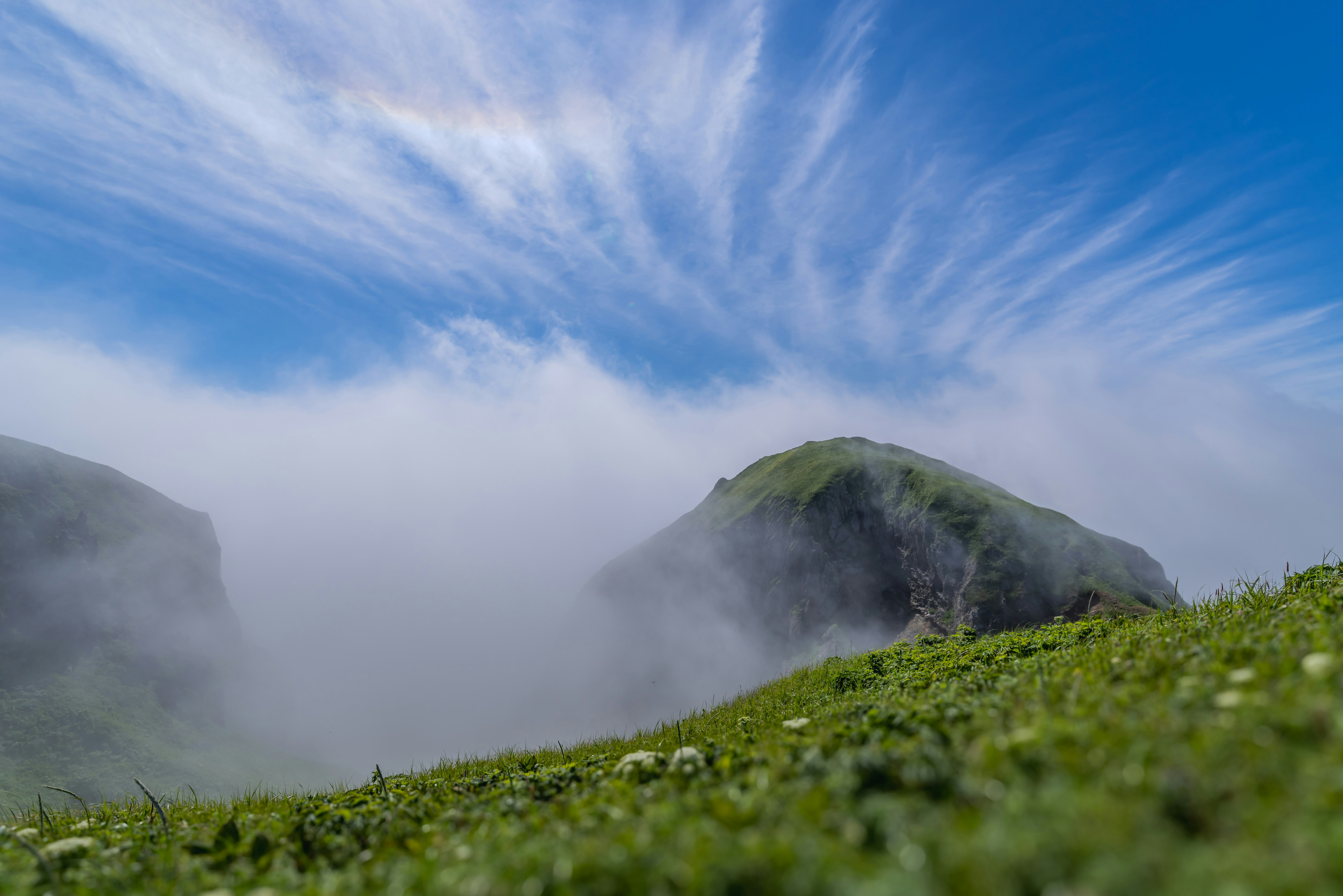 北海道礼文島・桃岩の雲海と霧の山並み