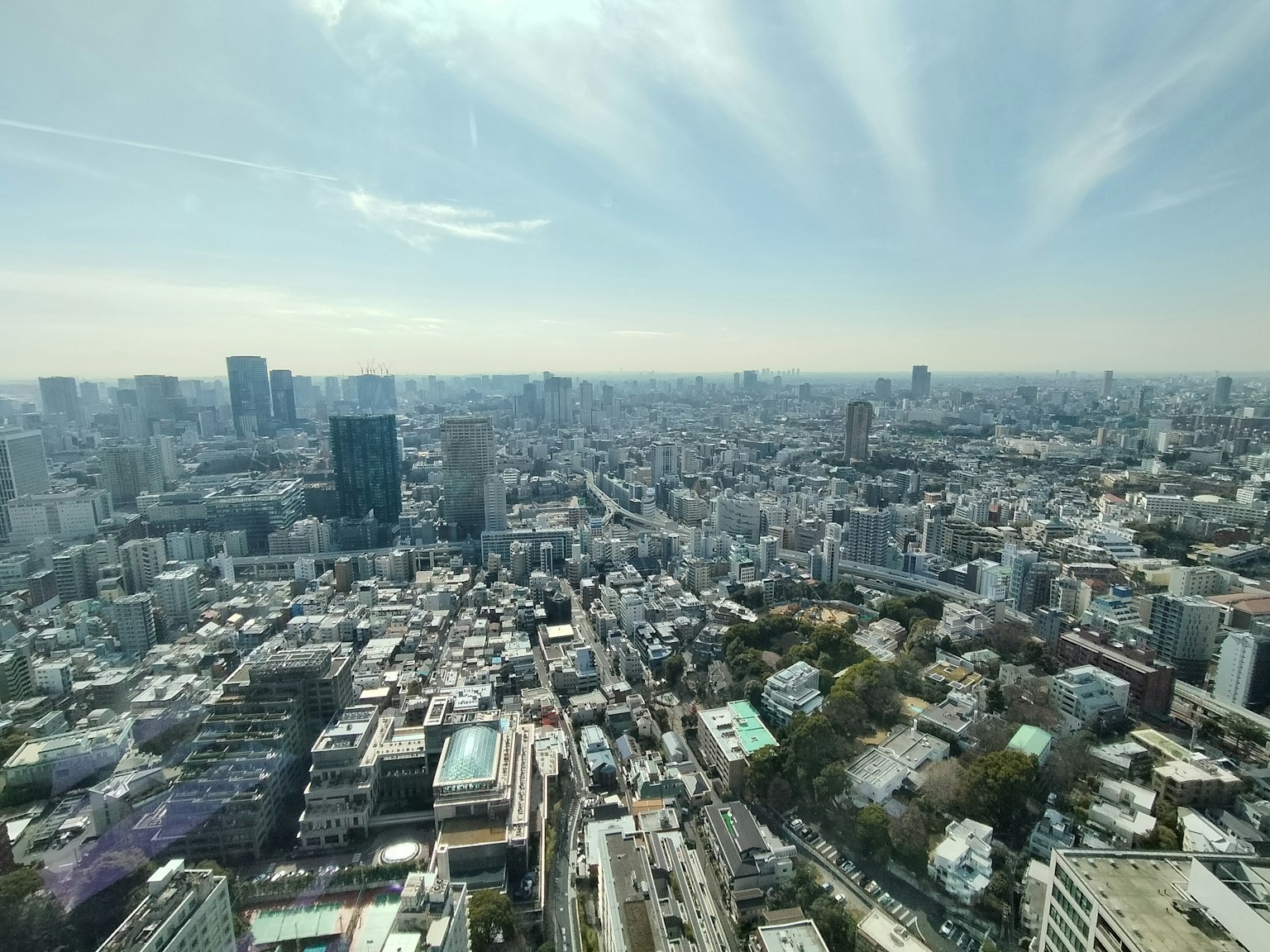 Vue panoramique de la ligne d'horizon de Tokyo avec des gratte-ciels et un ciel bleu