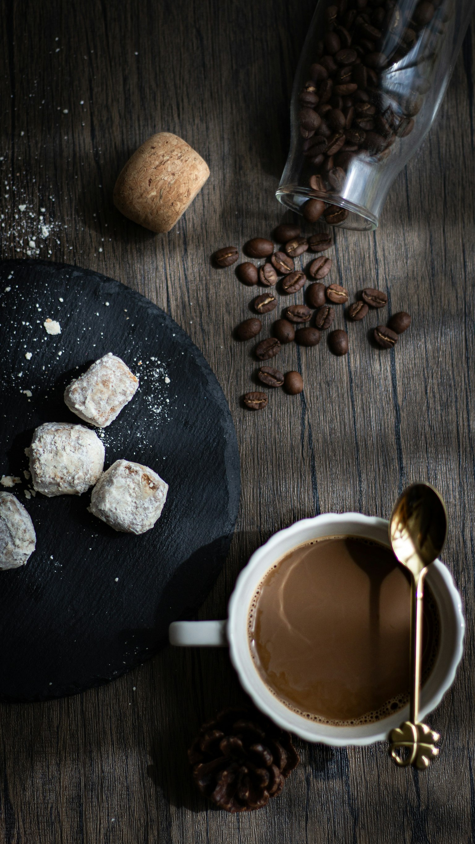 Una scena da tavolo rustica con caffè, cubetti di zucchero e chicchi di caffè