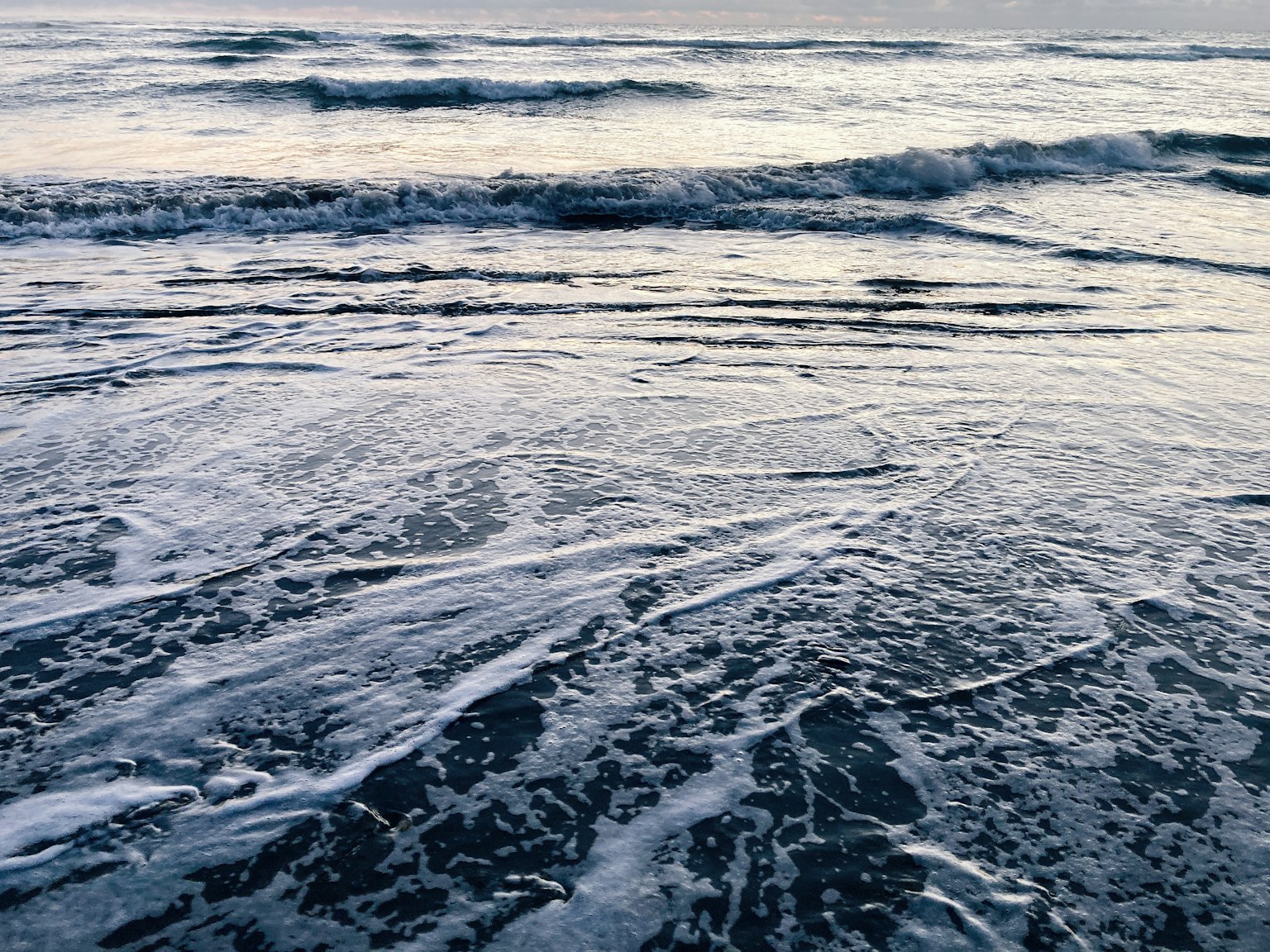 Detaillierte Ansicht der Wellen des Ozeans, die an den Strand schlagen