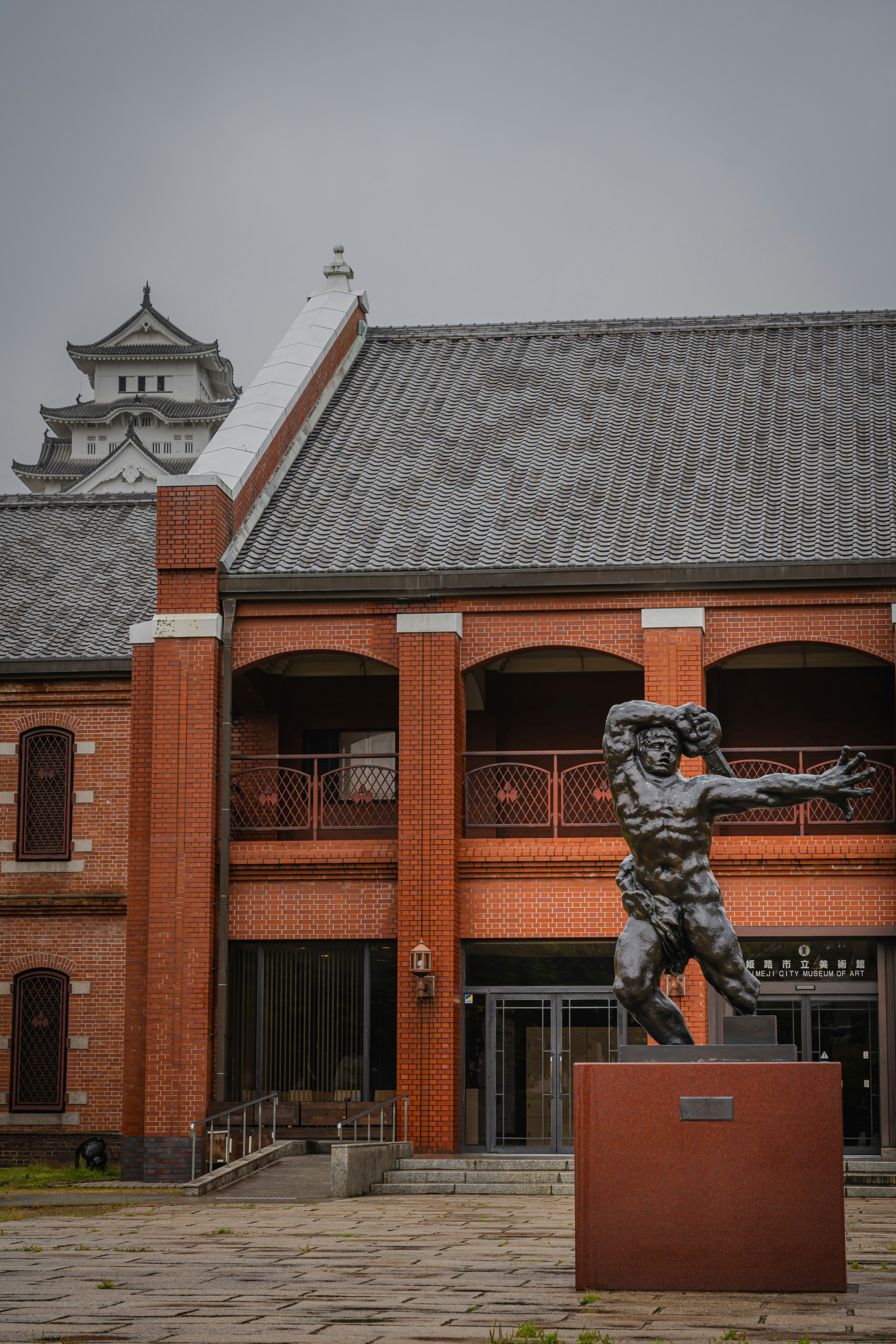 edificio de ladrillo con escultura al aire libre