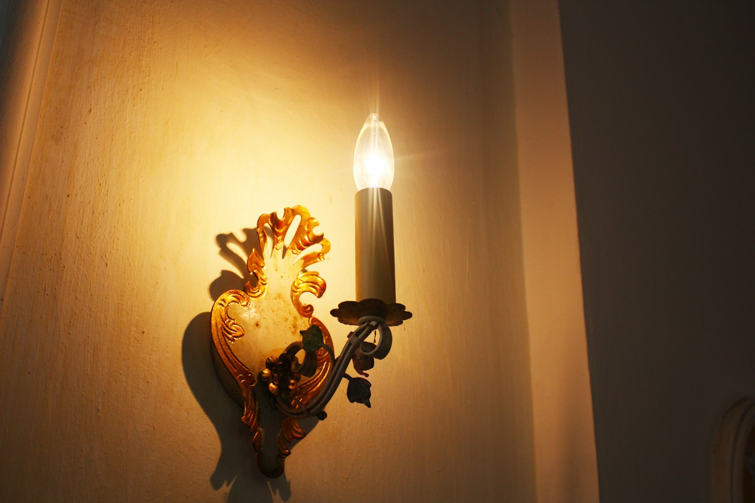 Portacandele decorativo montato al muro con luce che brilla