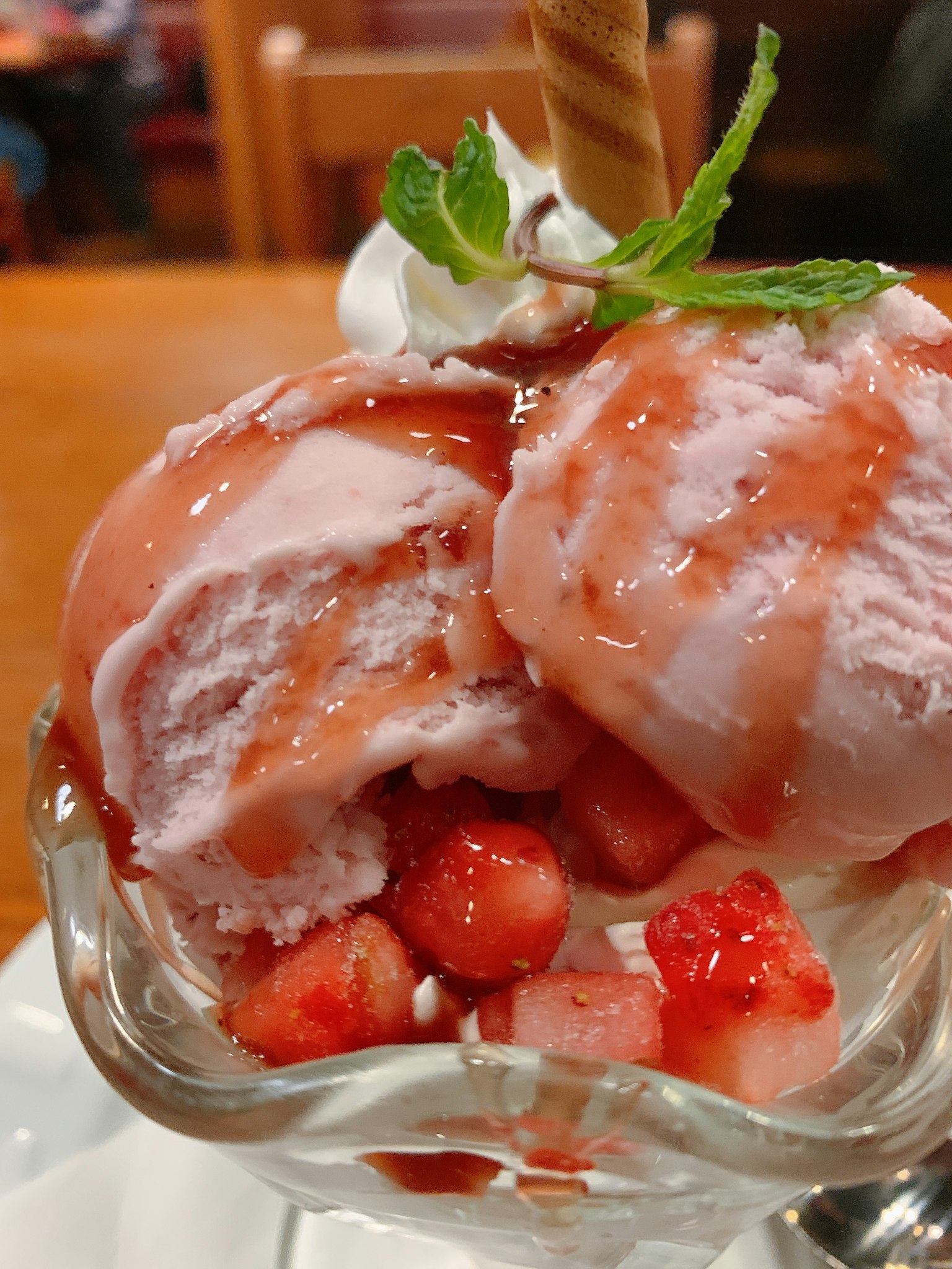 ของหวานไอศกรีมสตรอเบอรีพร้อมสตรอเบอรีสดและวิปครีม