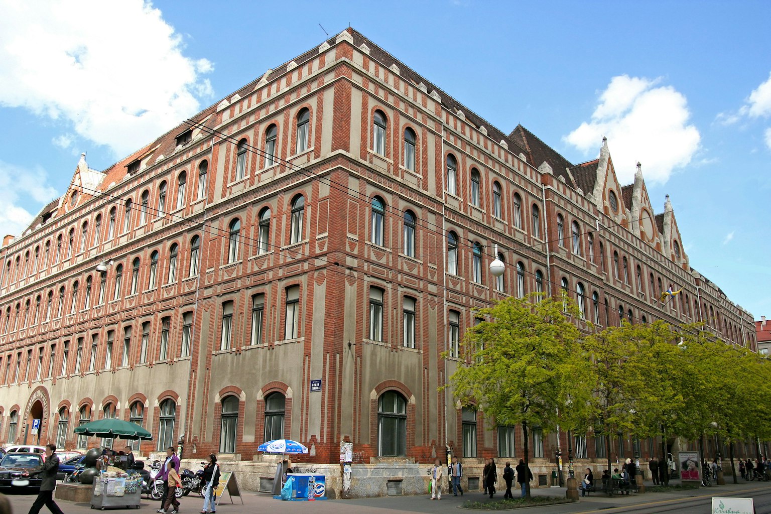 Edificio storico in mattoni rossi sotto un cielo blu