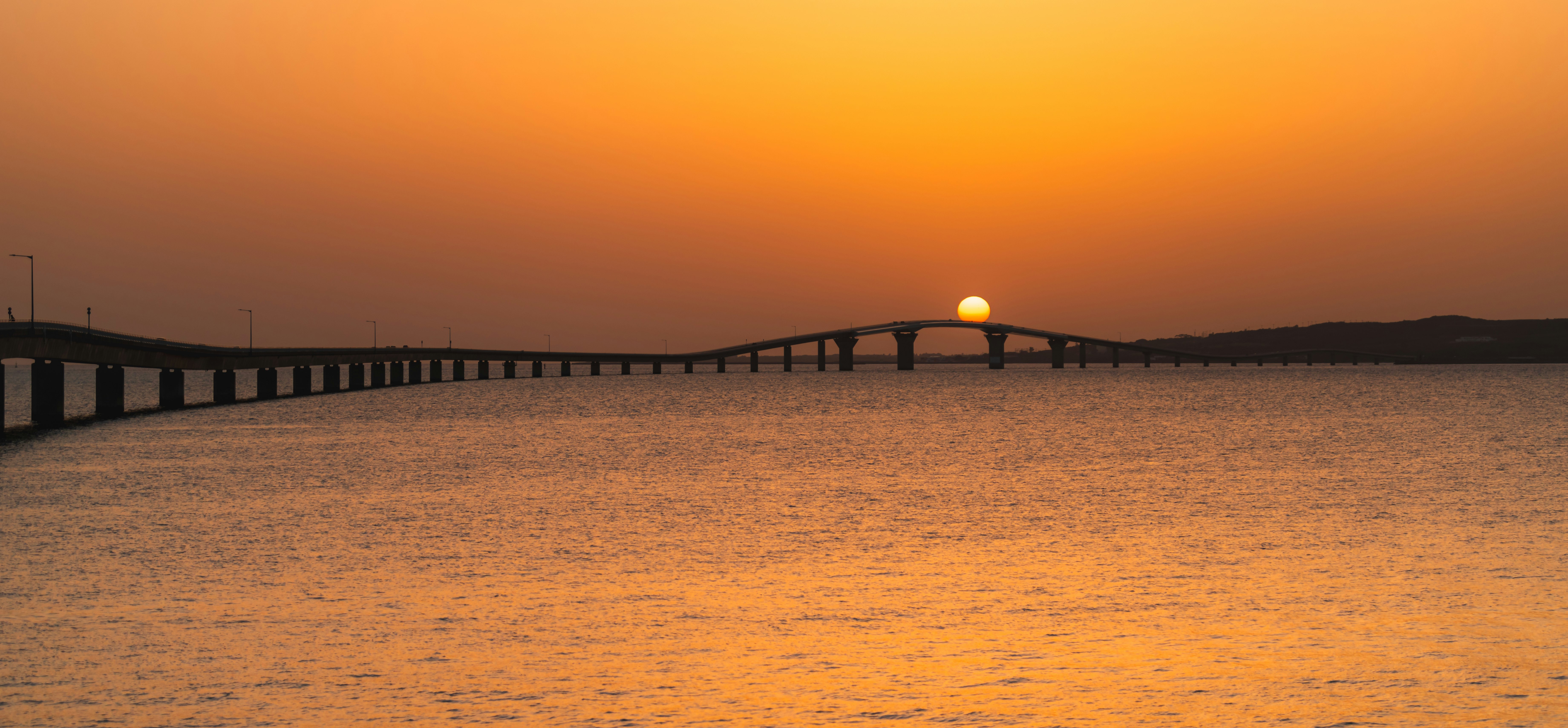 伊良部大橋に乗っかった宮古島の夕日