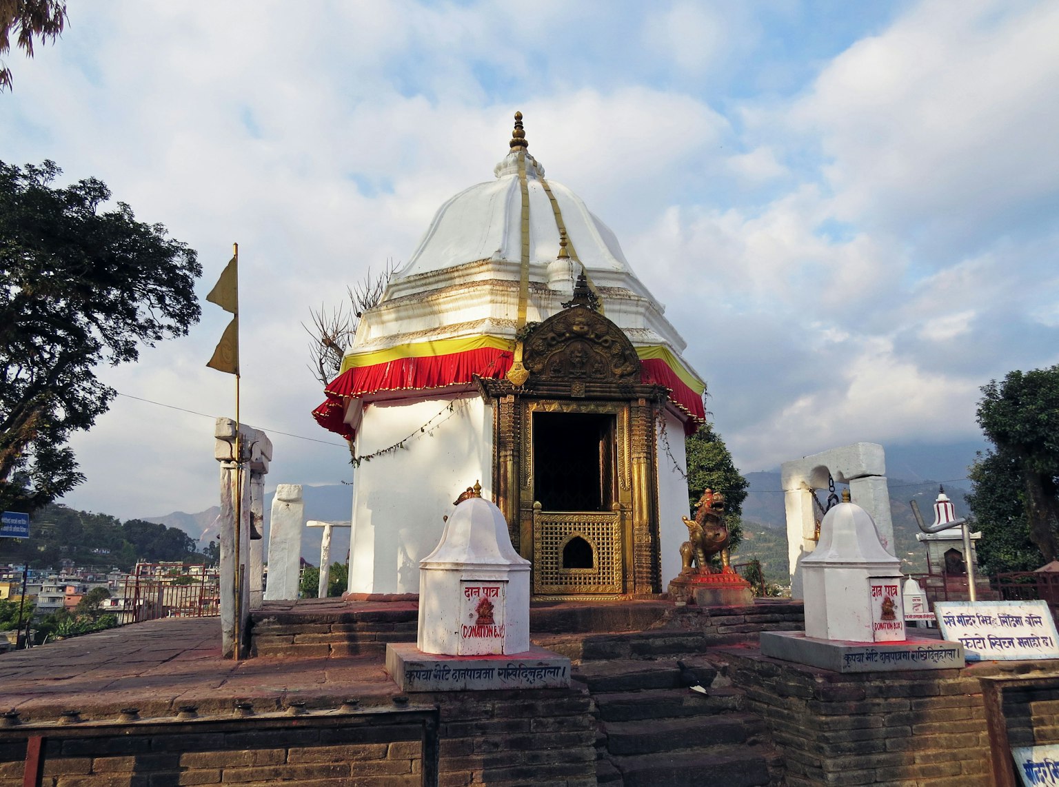 Hermoso templo blanco con una cúpula decorada en oro