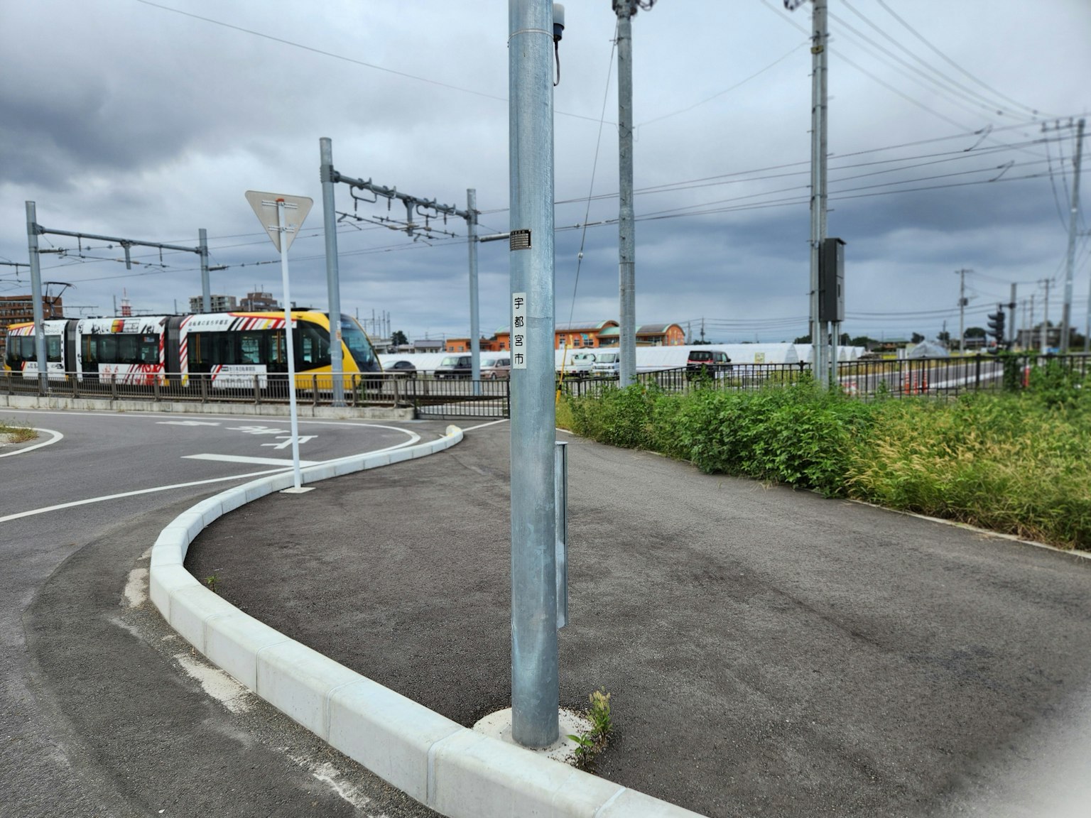 Kreuzung mit Bahngleisen und überwachsenem Gras