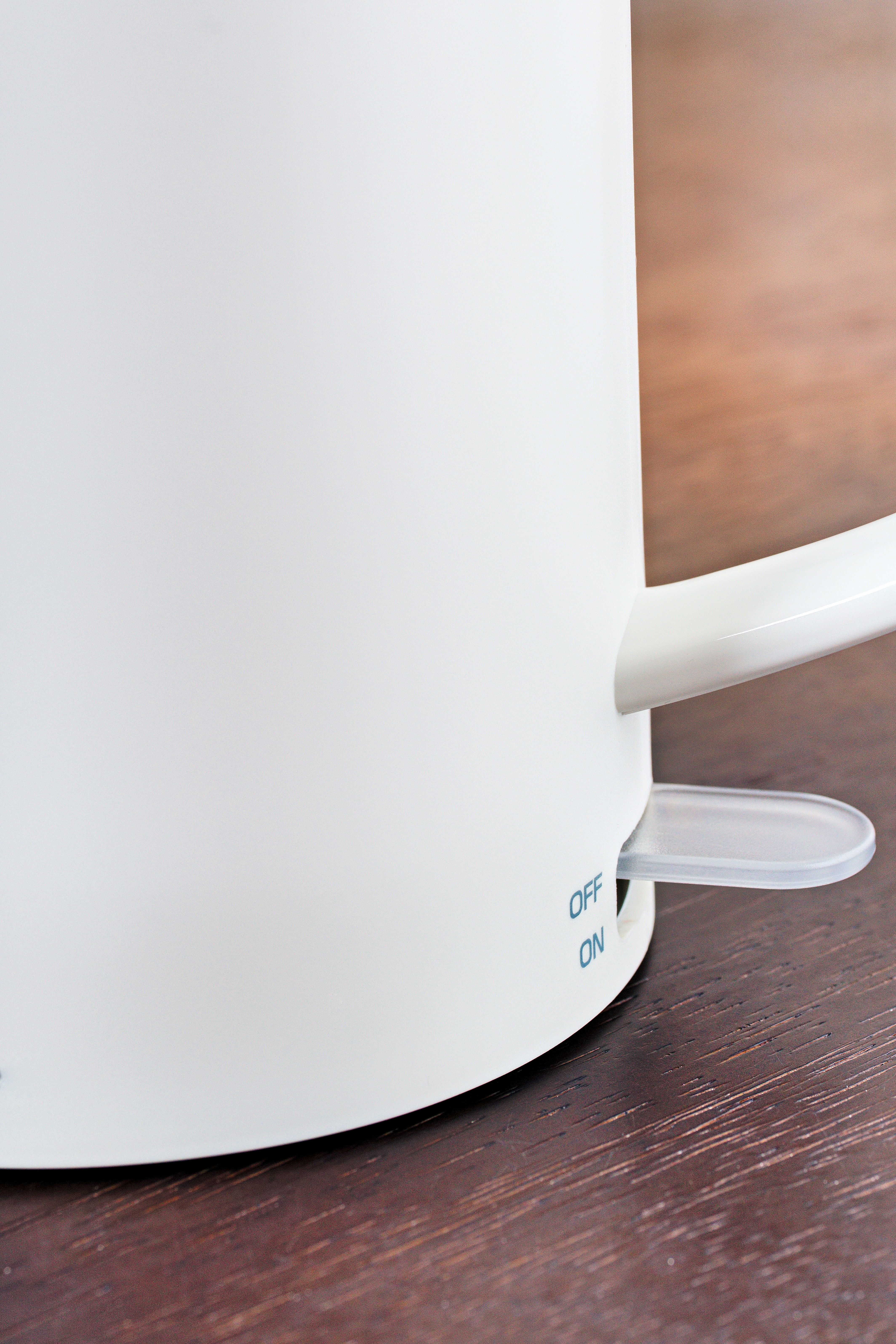 電気ケトルの注ぎ口付近と電源スイッチのアップ