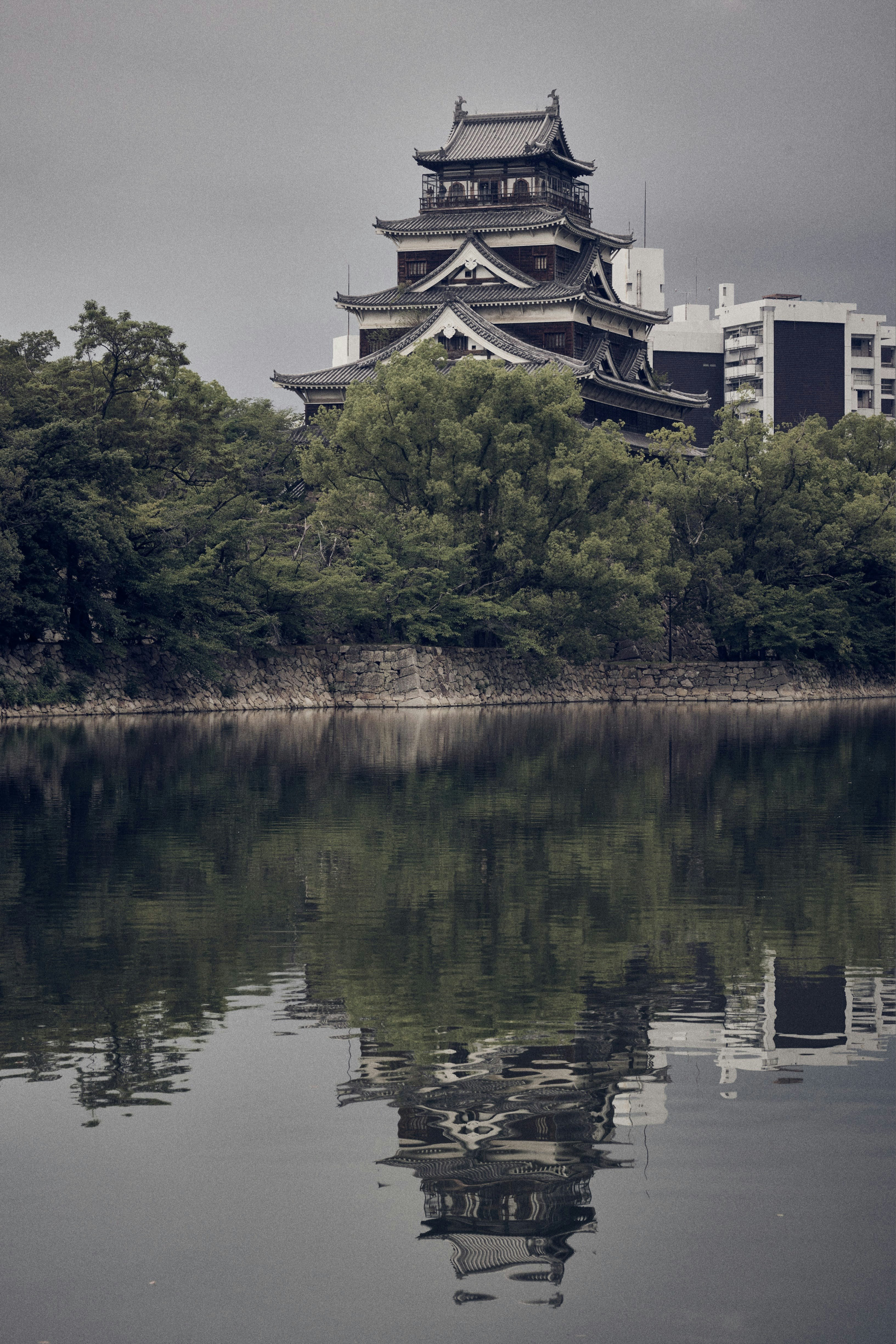 広島城と水鏡のある堀の風景