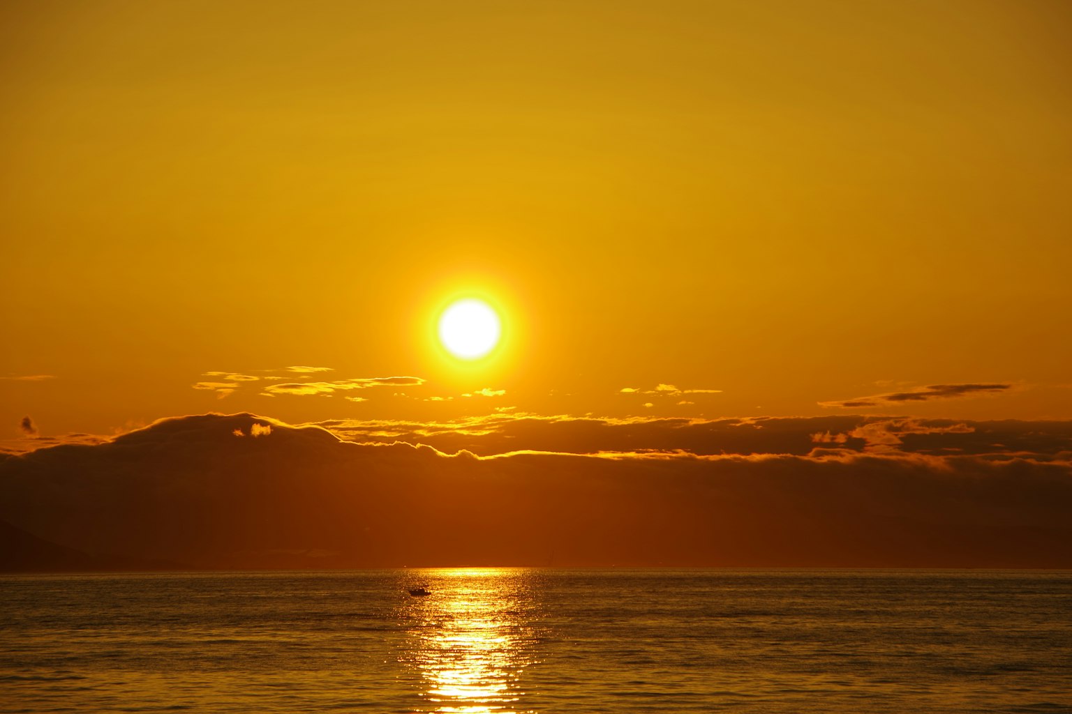 Bellissimo tramonto che si riflette sull'oceano