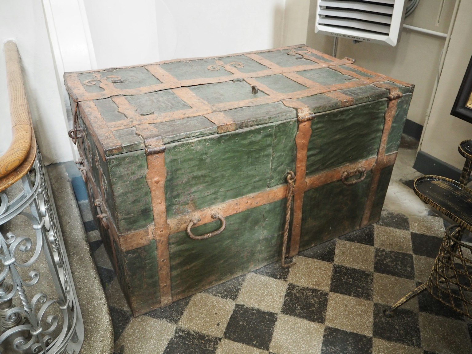 Baule vintage verde con cinghie marroni