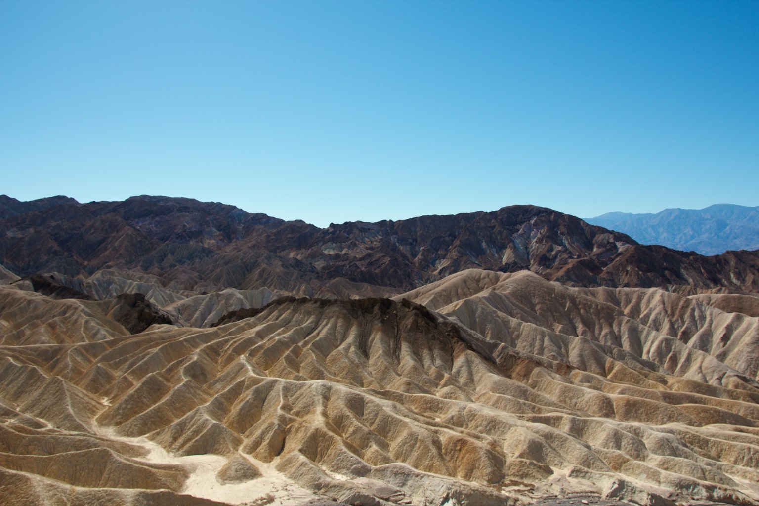 Lanskap pegunungan kering di Death Valley di bawah langit biru yang cerah