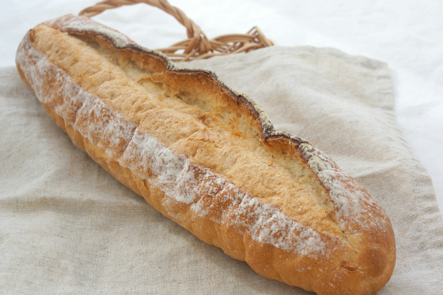 Baguette fraîchement cuite reposant sur un tissu