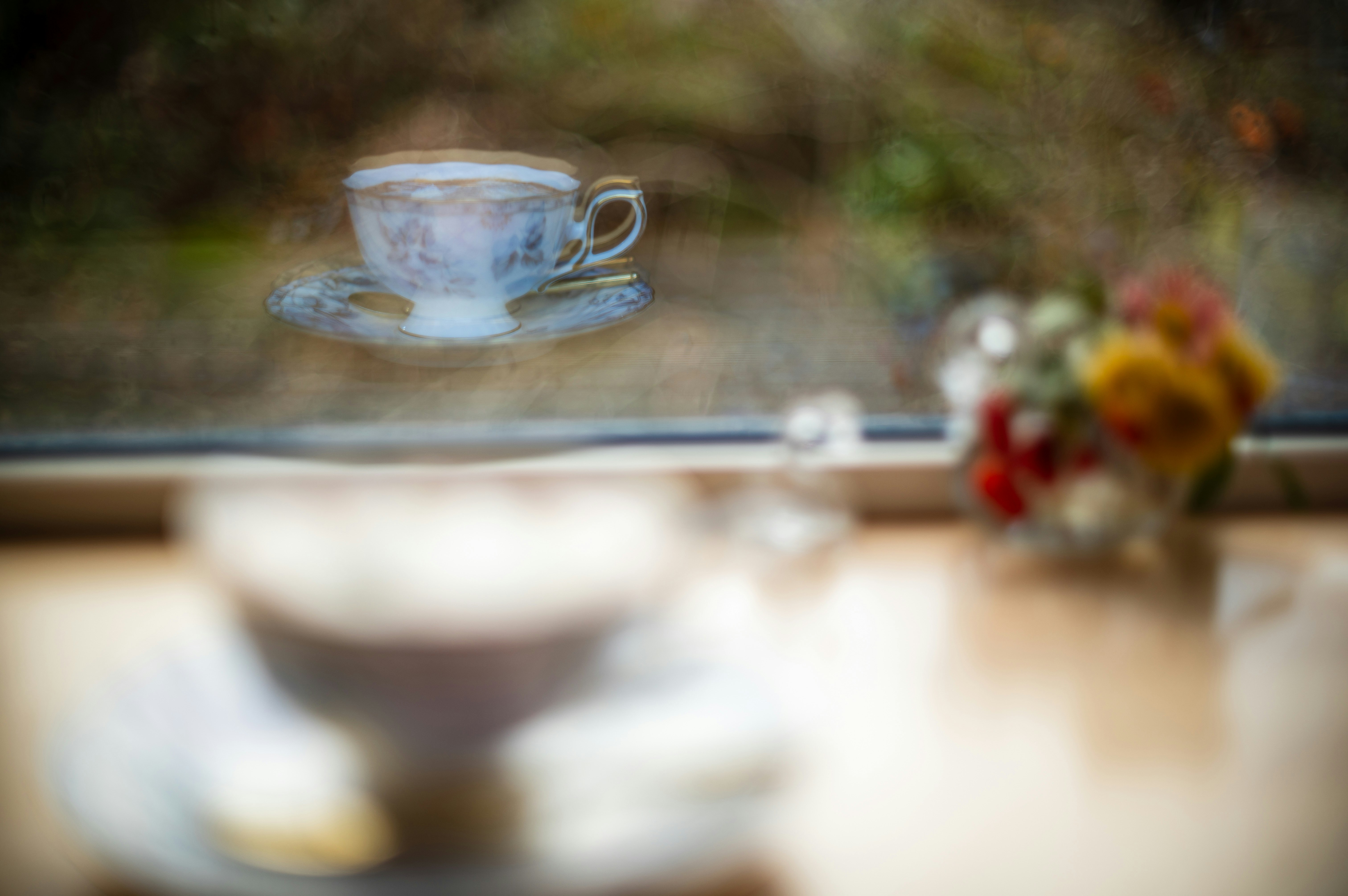 tasse et soucoupe sur une table dans un café de maison traditionnelle en montagne
