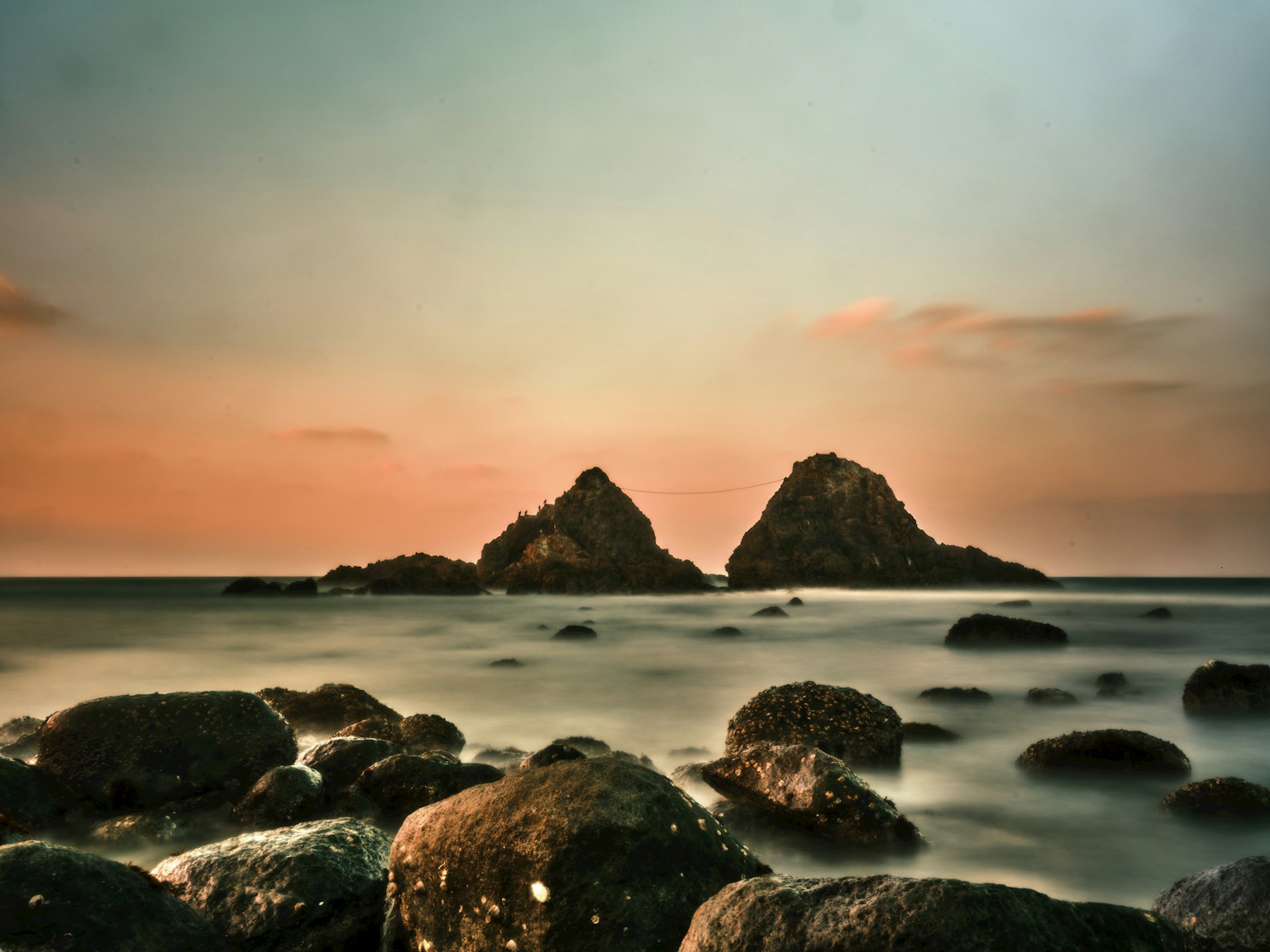 海中两块岩石和轻柔波浪的风景