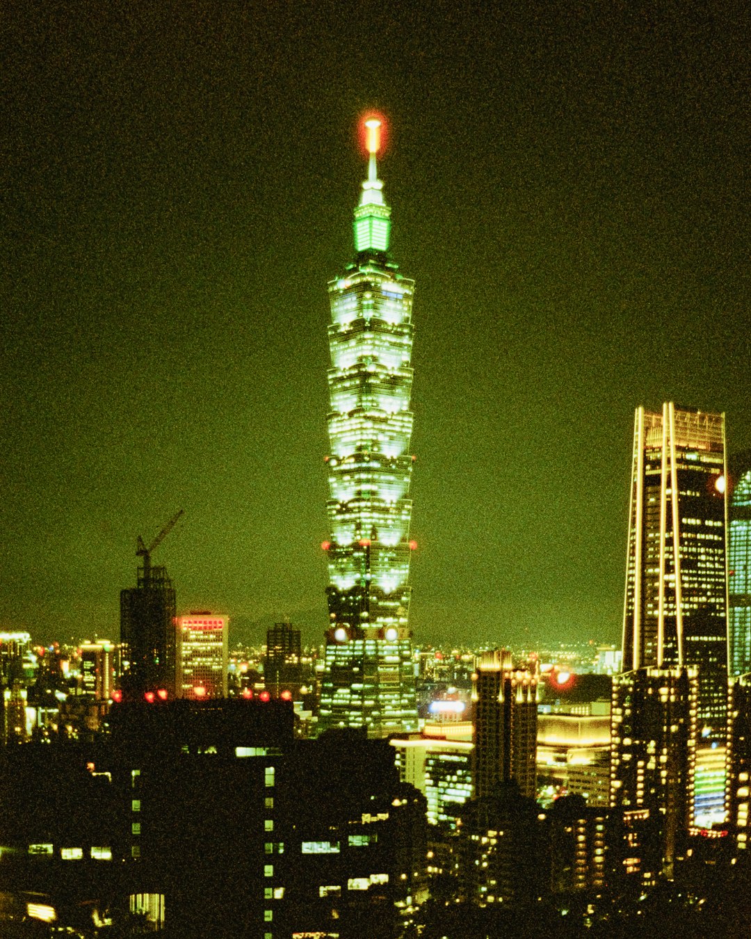 夜の高層ビル群と台北101の夜景