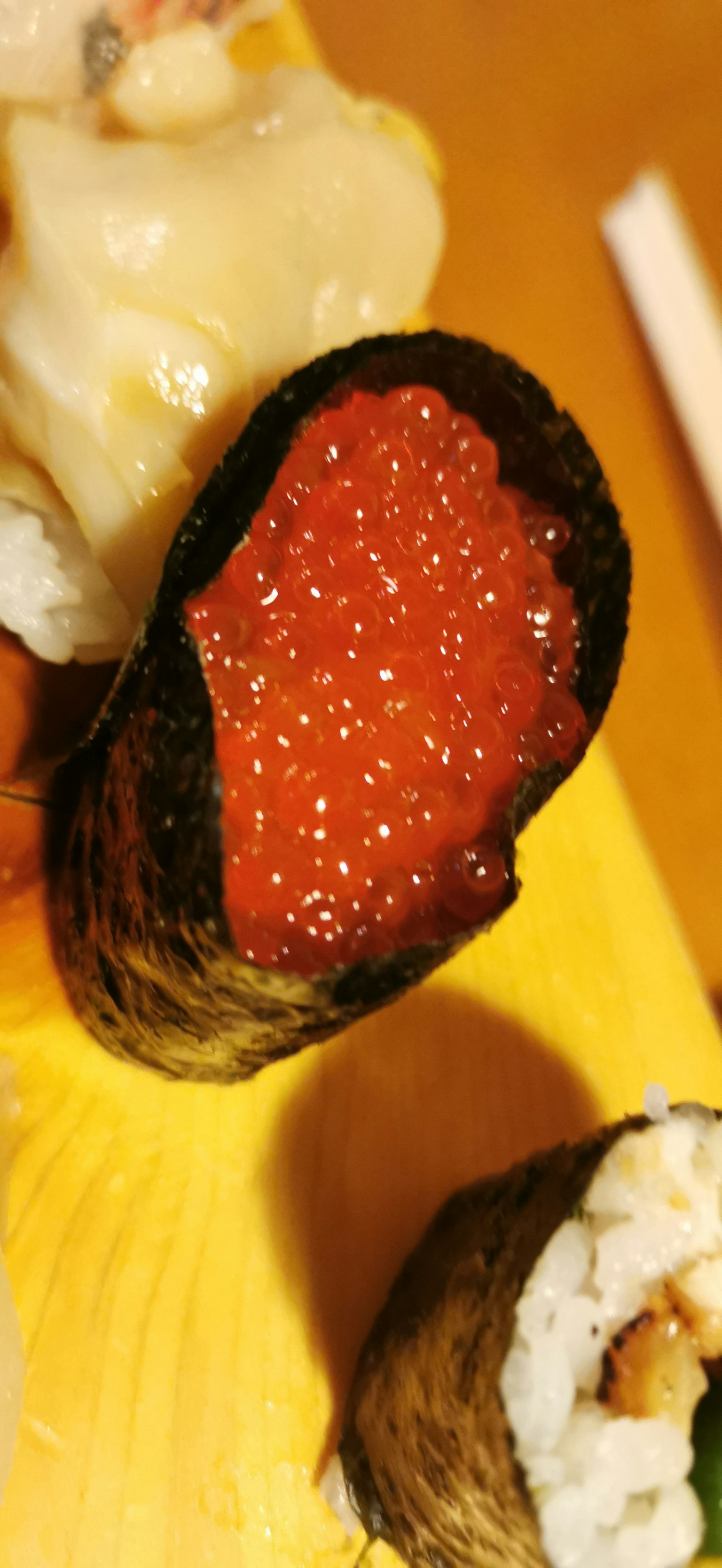 紅魚卵填充的壽司卷特寫