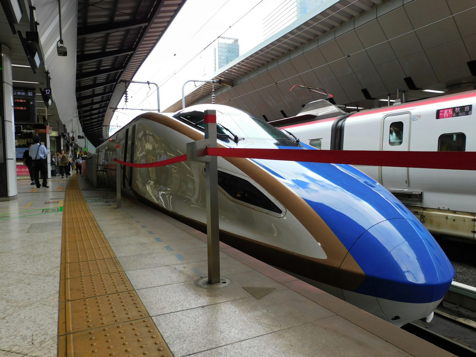 Cảnh tàu Shinkansen tại ga với thiết kế đầu xe mượt mà