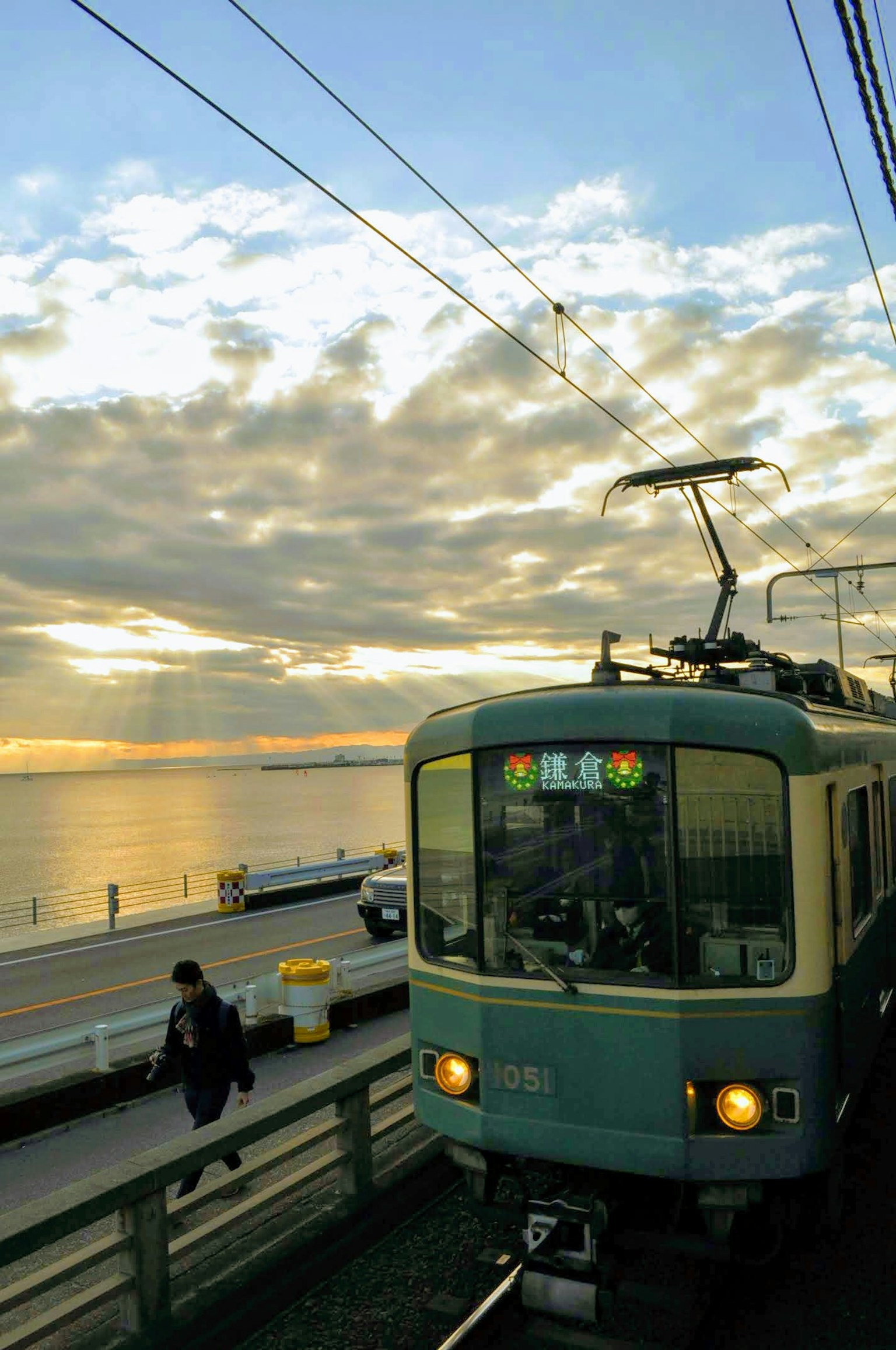 海邊停靠的火車在日落時分與一個人