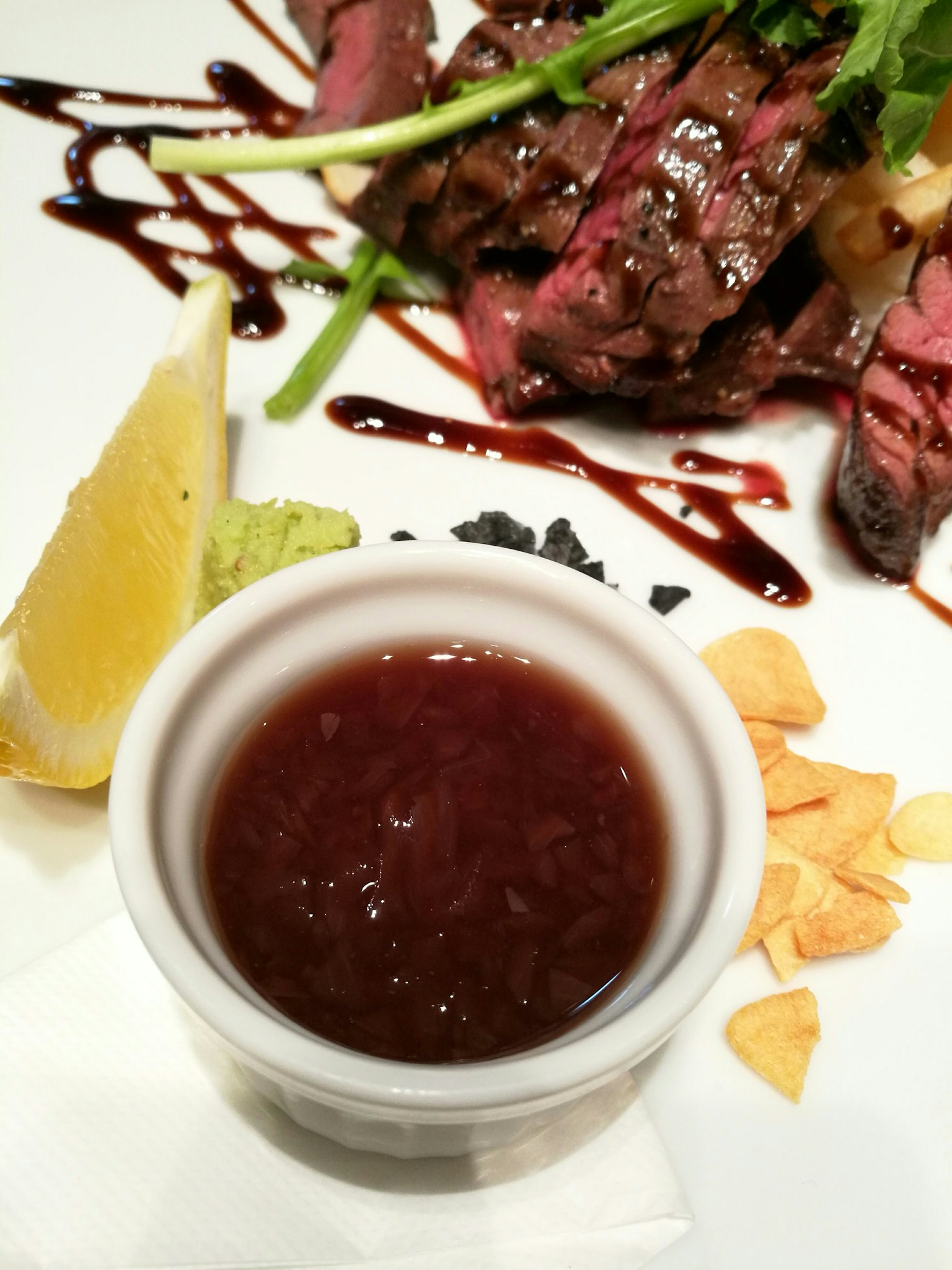 Piring dengan hidangan daging dan saus