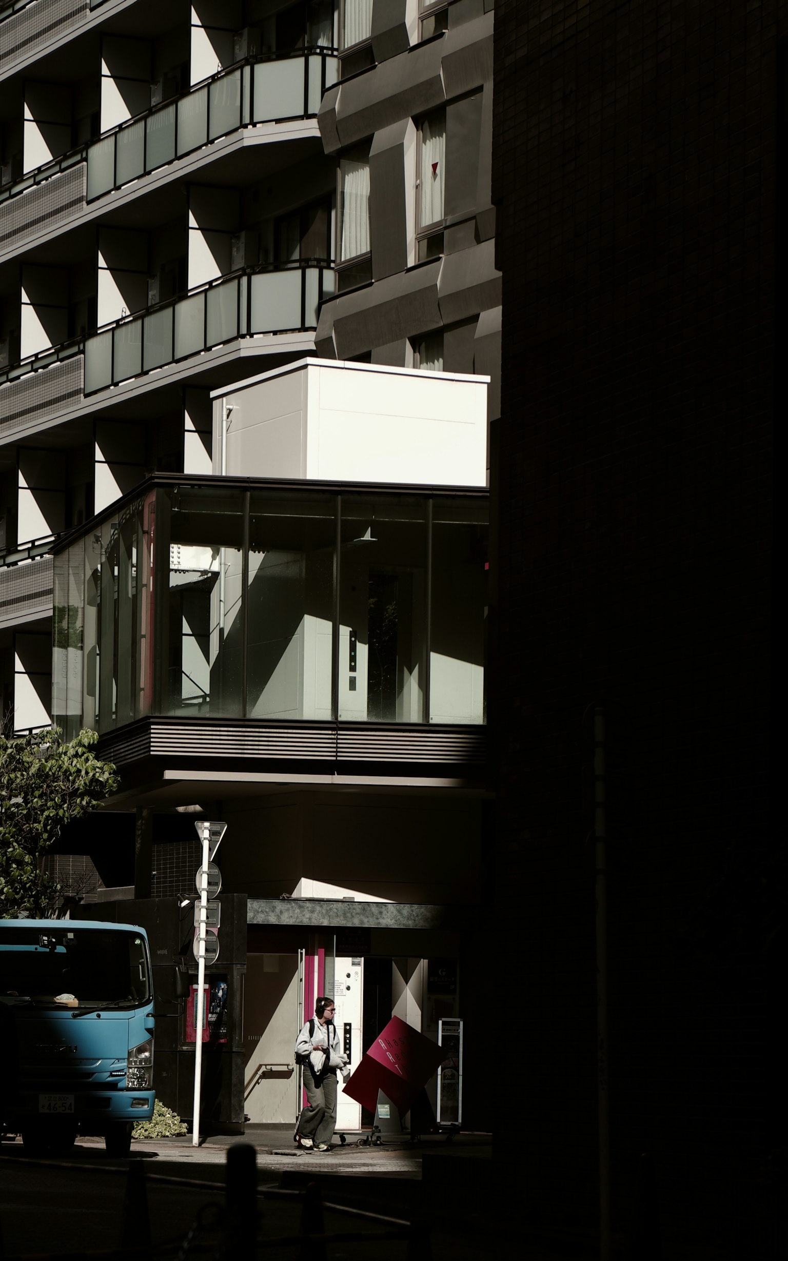 Scena urbana con un edificio moderno e un balcone in vetro