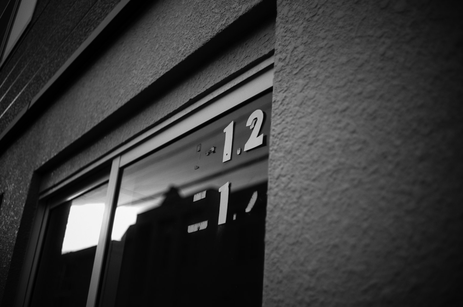 建筑入口处的黑白标志显示号码12