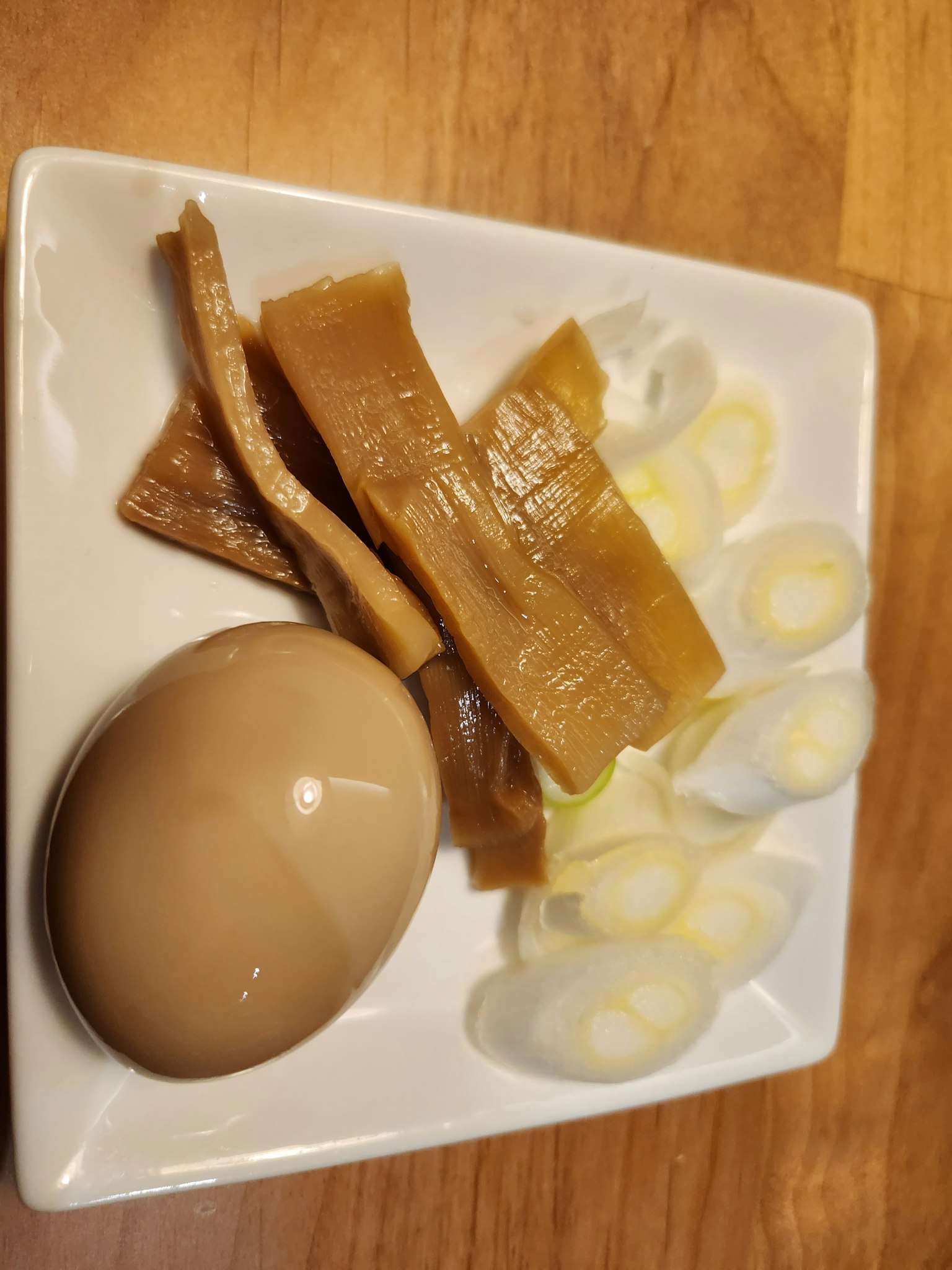 蛋、筍乾和蔥的拼盤