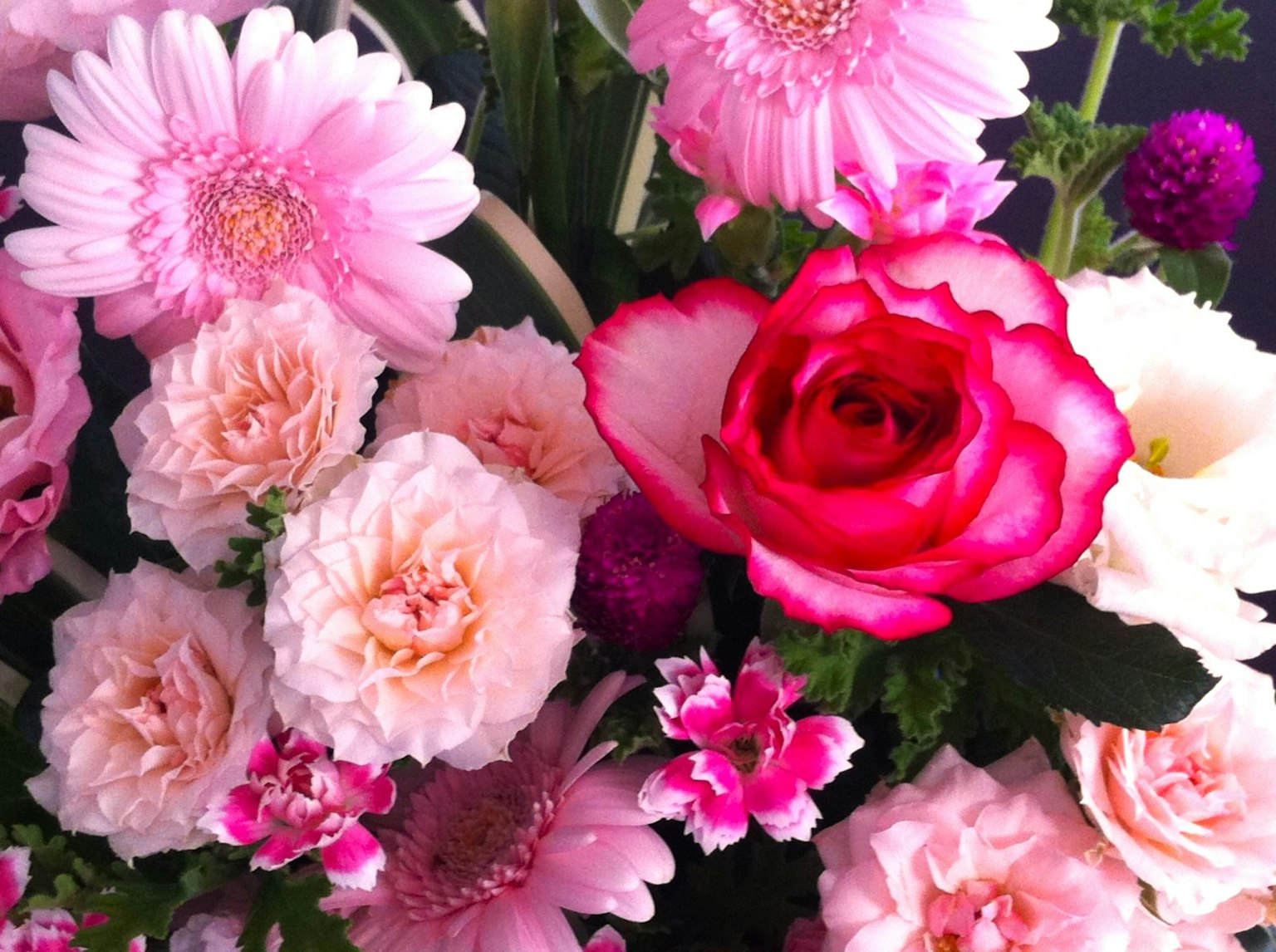 Un bouquet de fleurs coloré avec des roses roses et des marguerites