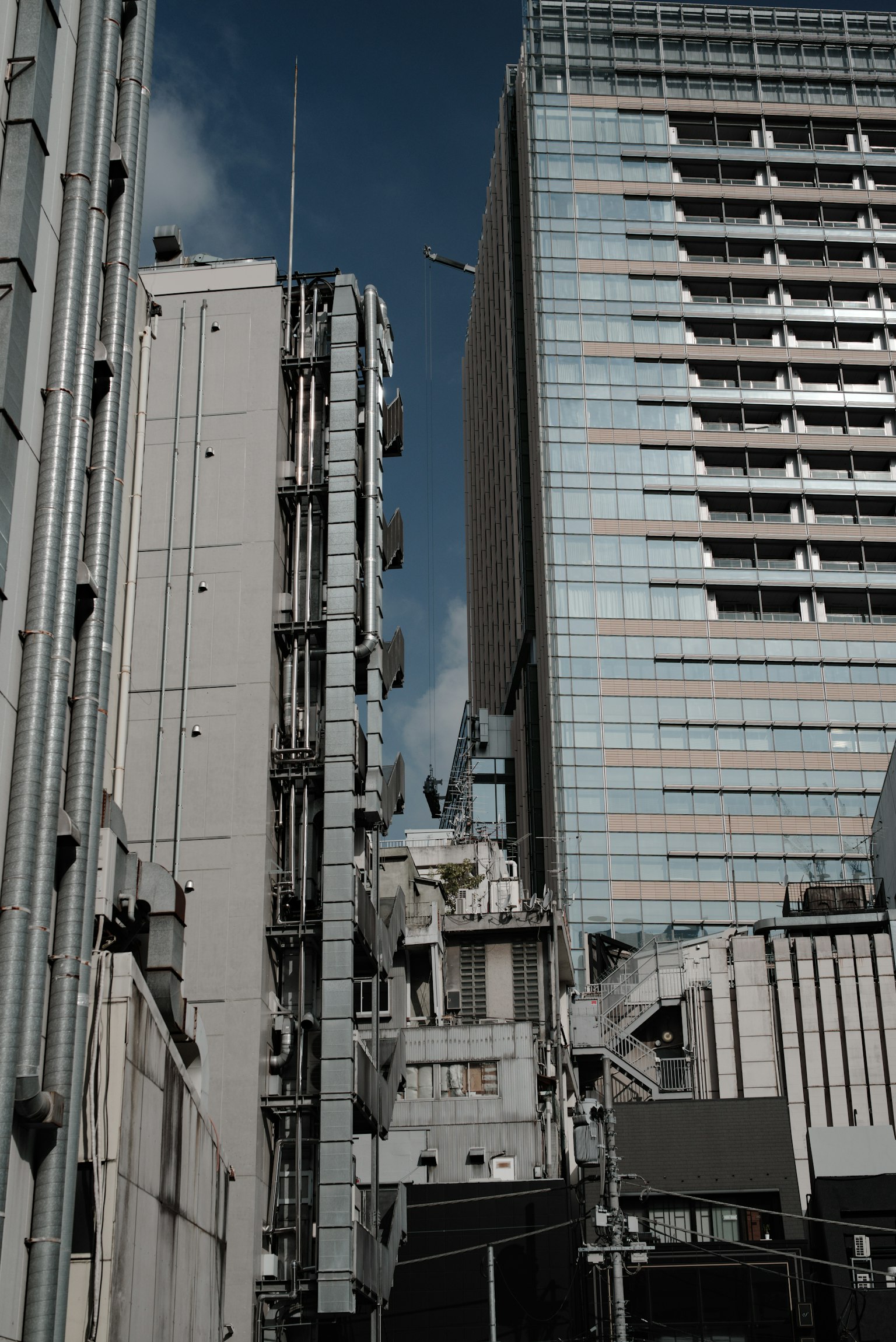 Paesaggio urbano con strutture in cemento e vetro che si incrociano