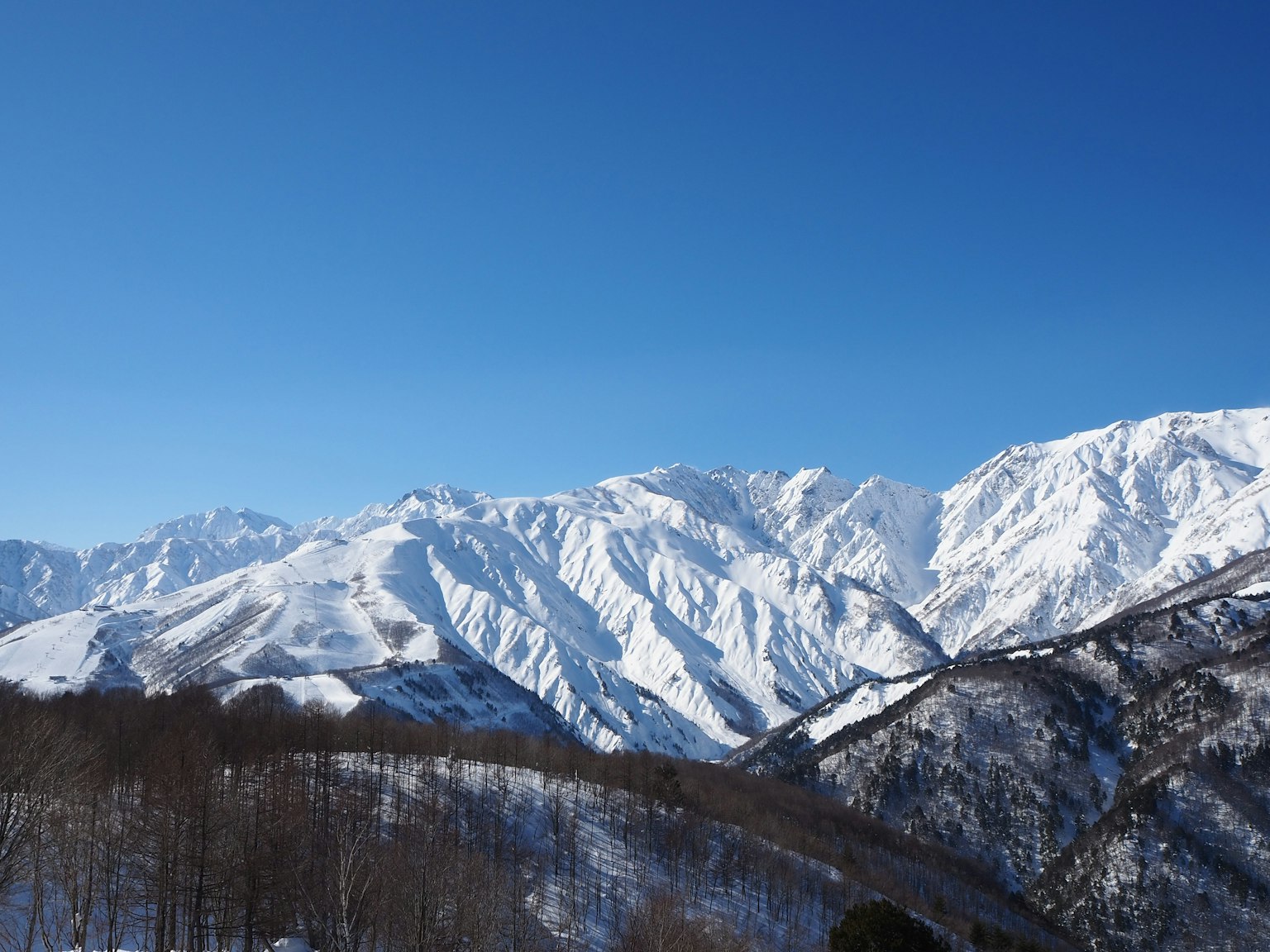 Schneebedeckte Berge unter einem klaren blauen Himmel