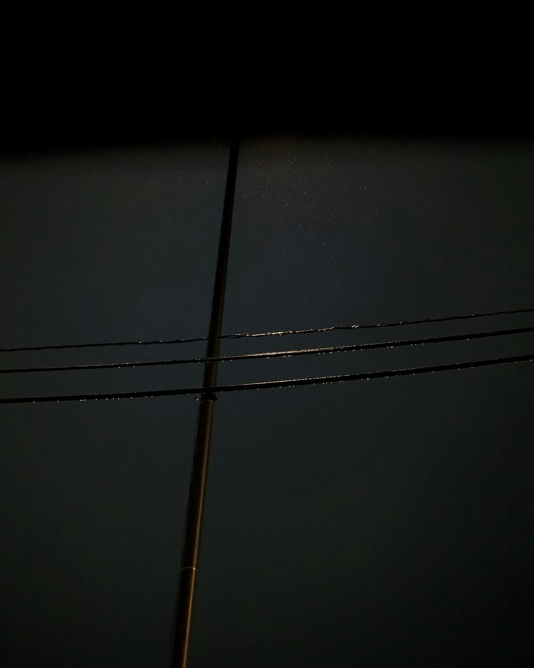 雨粒の写るガラス越しの暗い背景