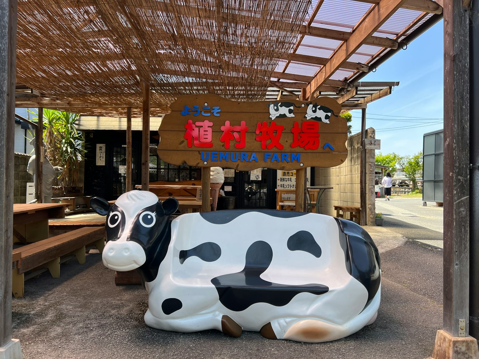 餐廳外的牛形長椅和標誌