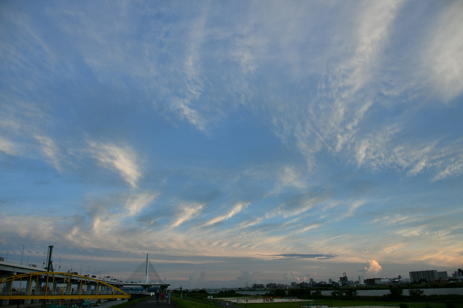 Vista panoramica di un cielo blu con belle nuvole
