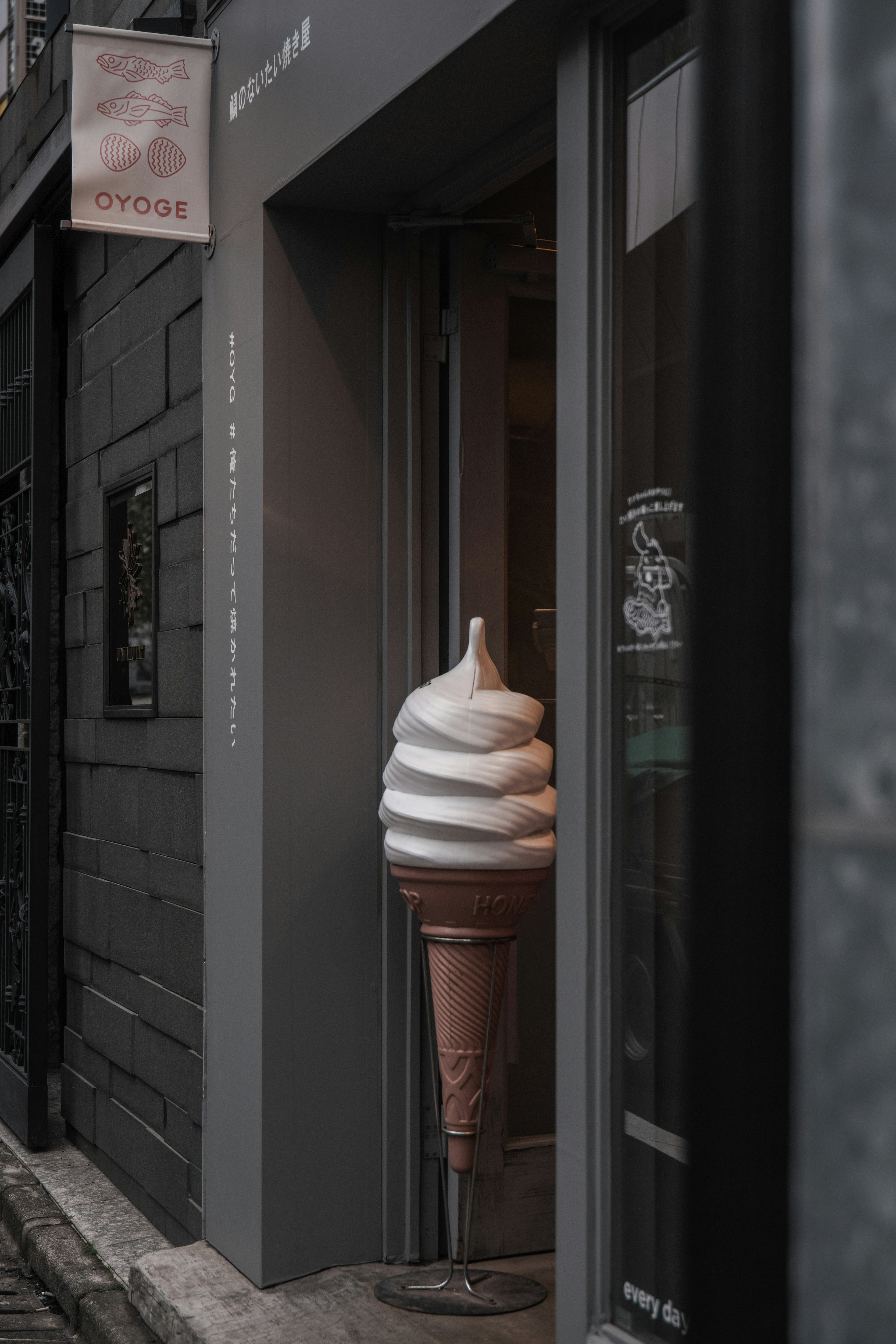 gelato soft servito davanti a un negozio in un vicolo image